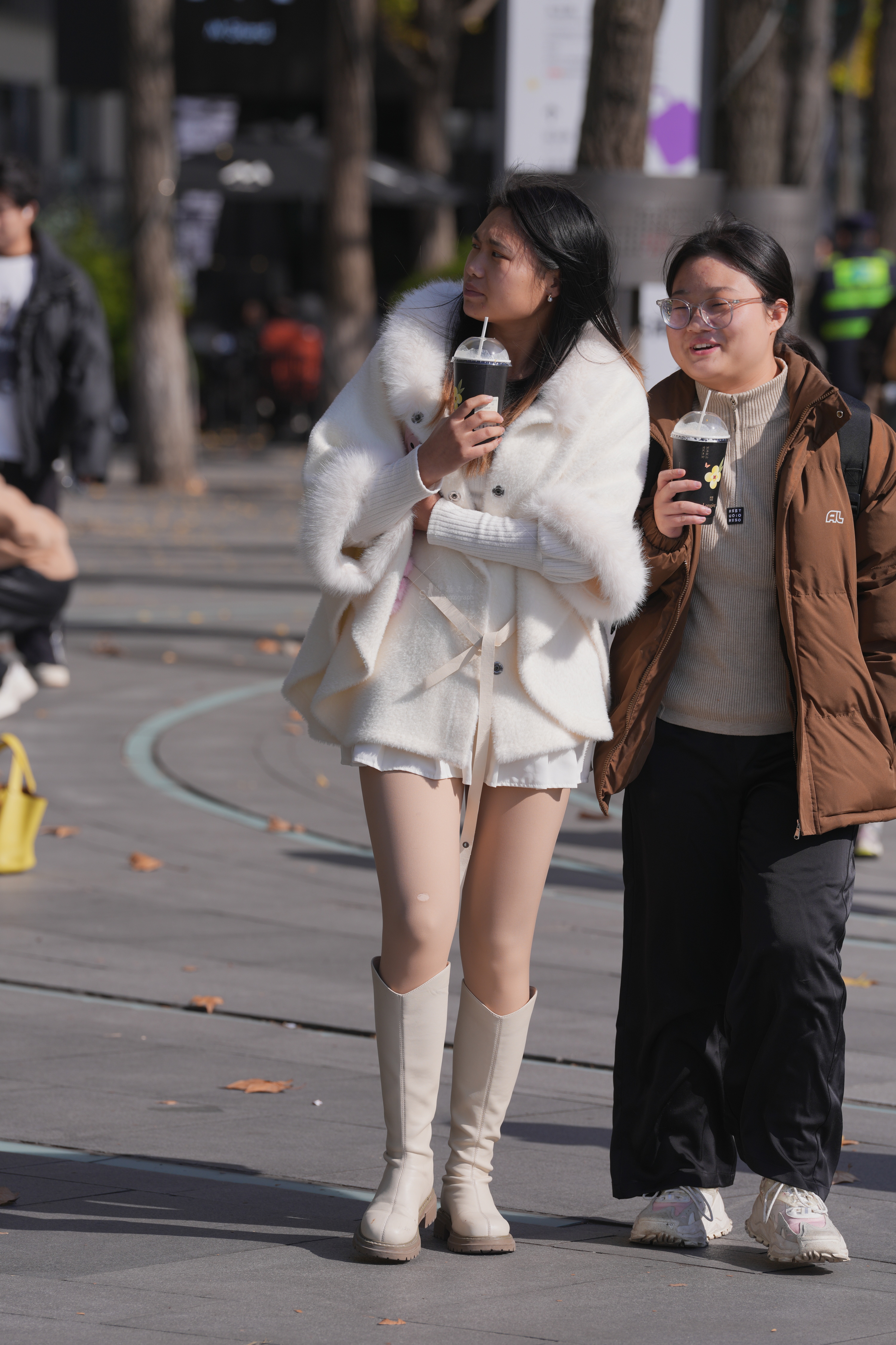 高清实拍：女生脚蹬长靴，天花板级别画面真实