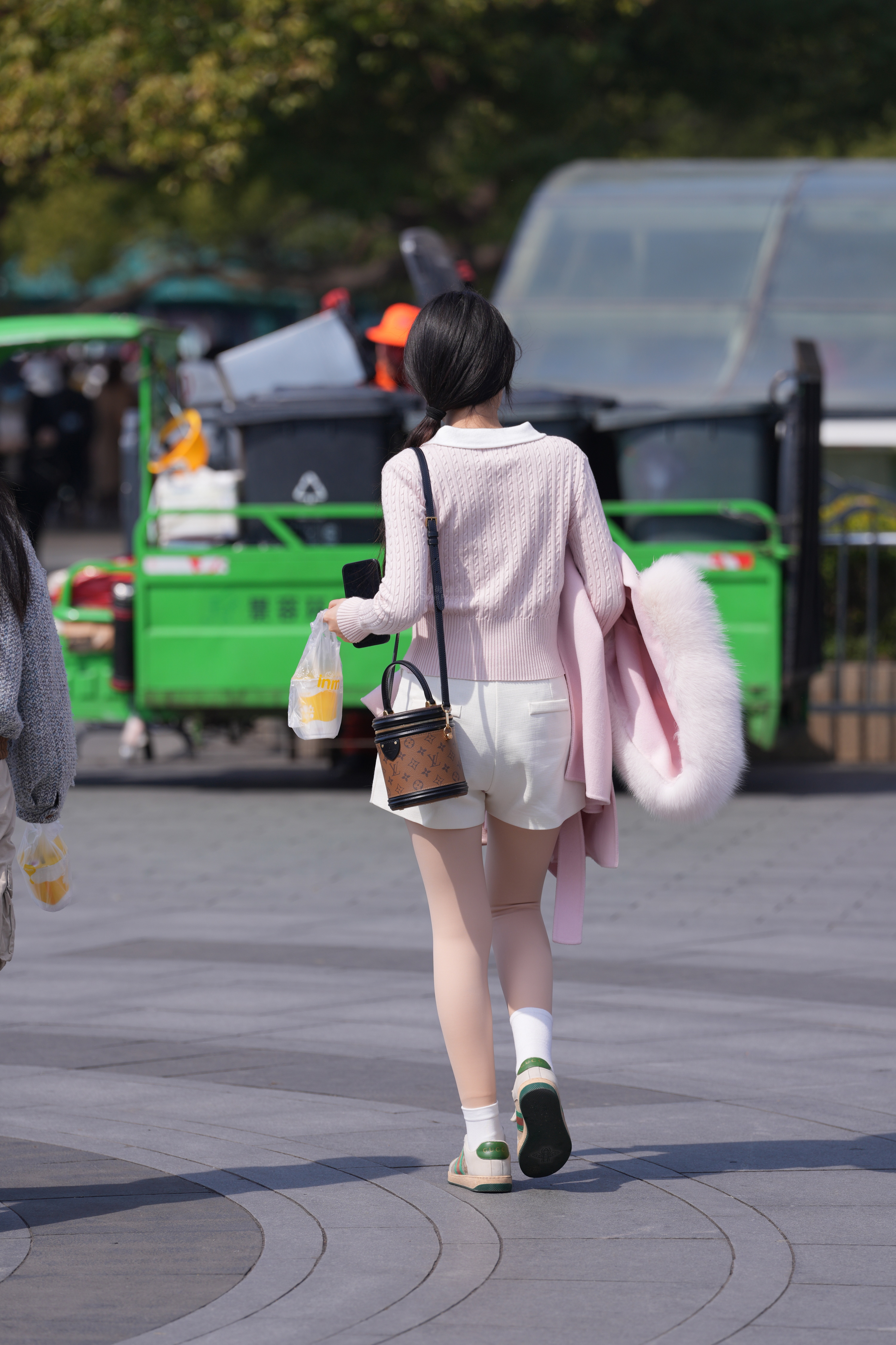高清实拍：户外女生短裤，绝绝子画面真实