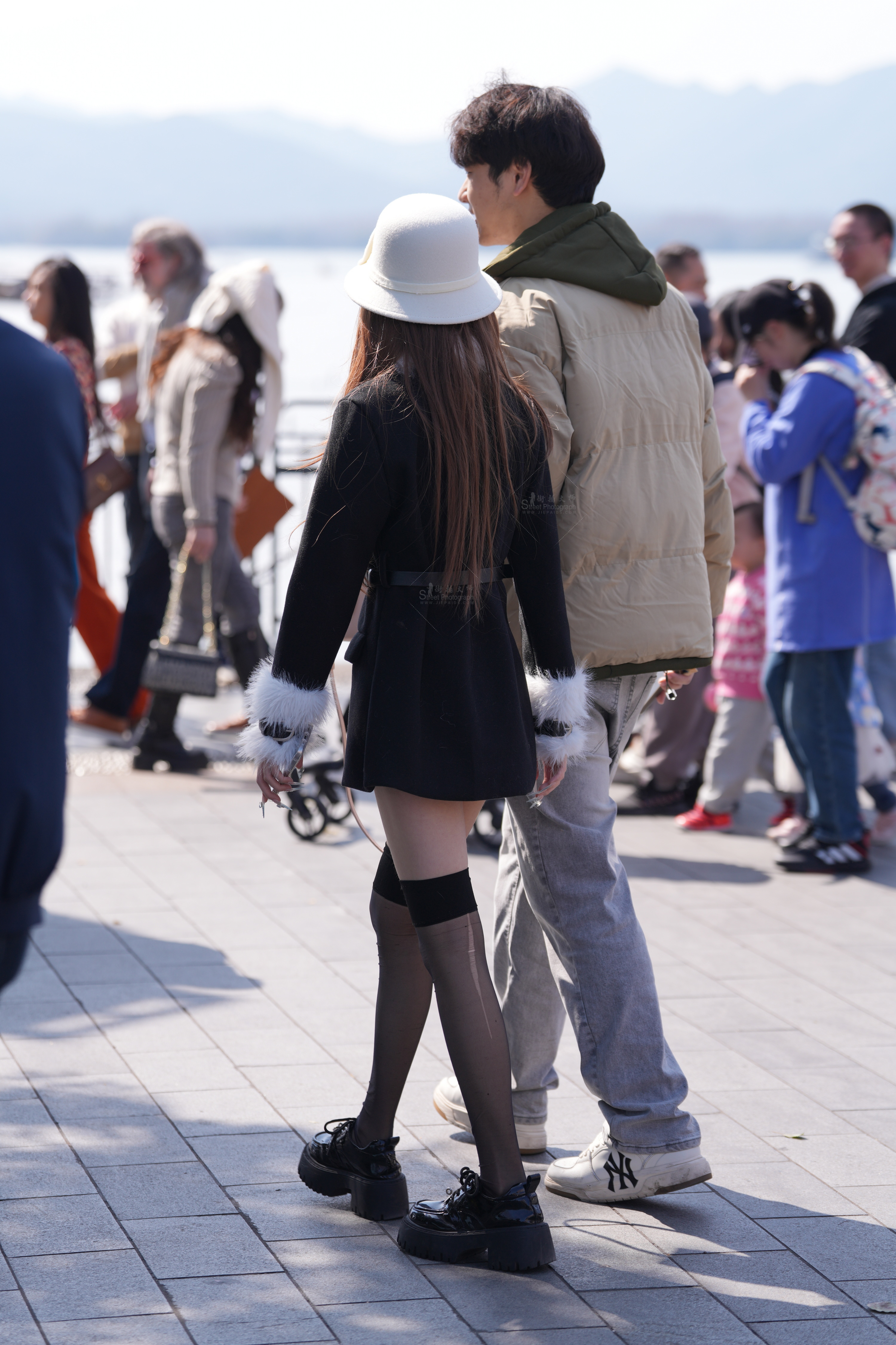 精选户外黑丝 · 定格靓女美腿瞬间，高清实拍无水印