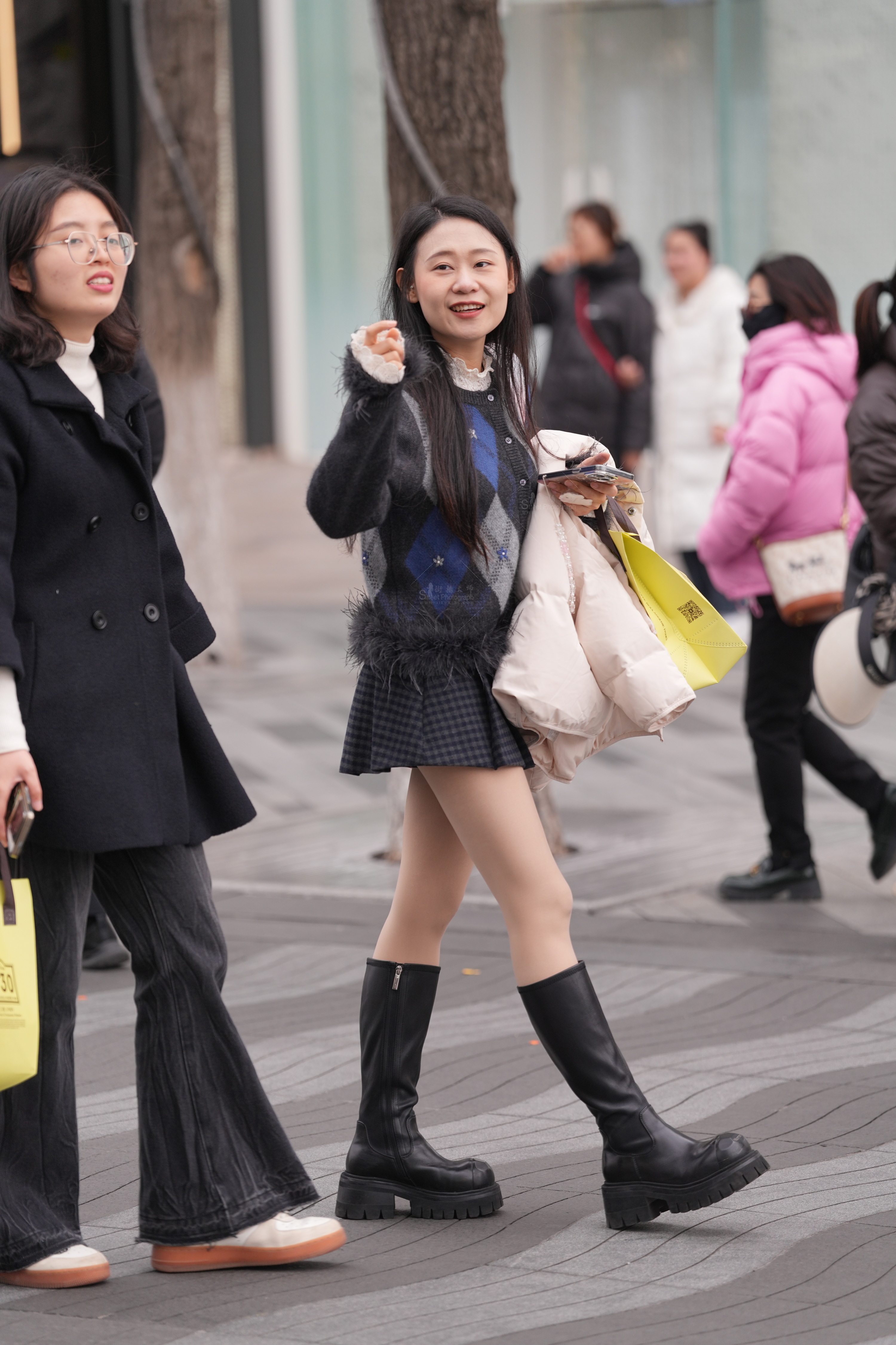 高清大图视角：街拍女生，肉丝，气质出众画面真实