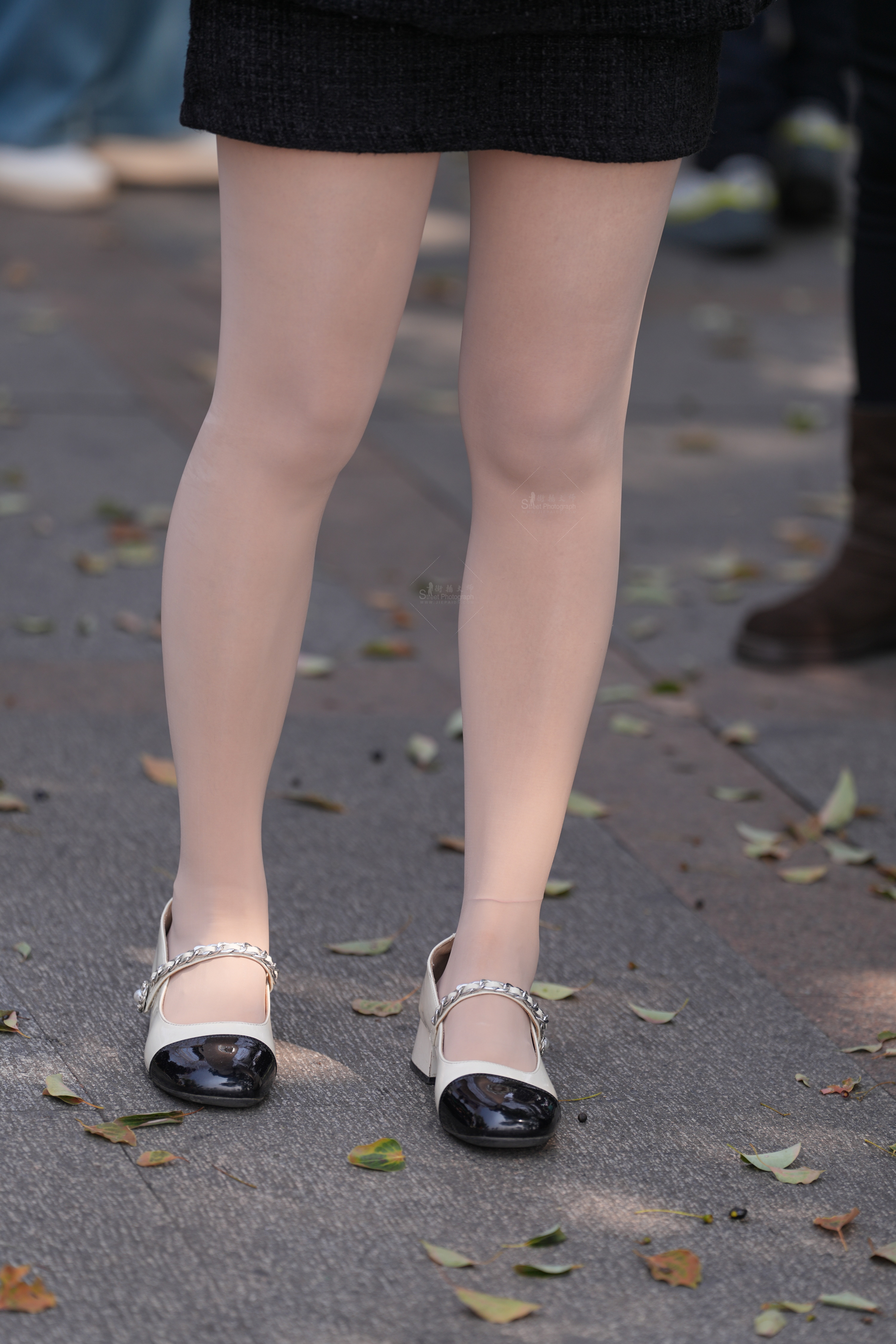 高清实拍：女孩肉丝脚脚蹬高跟，yyds画面真实