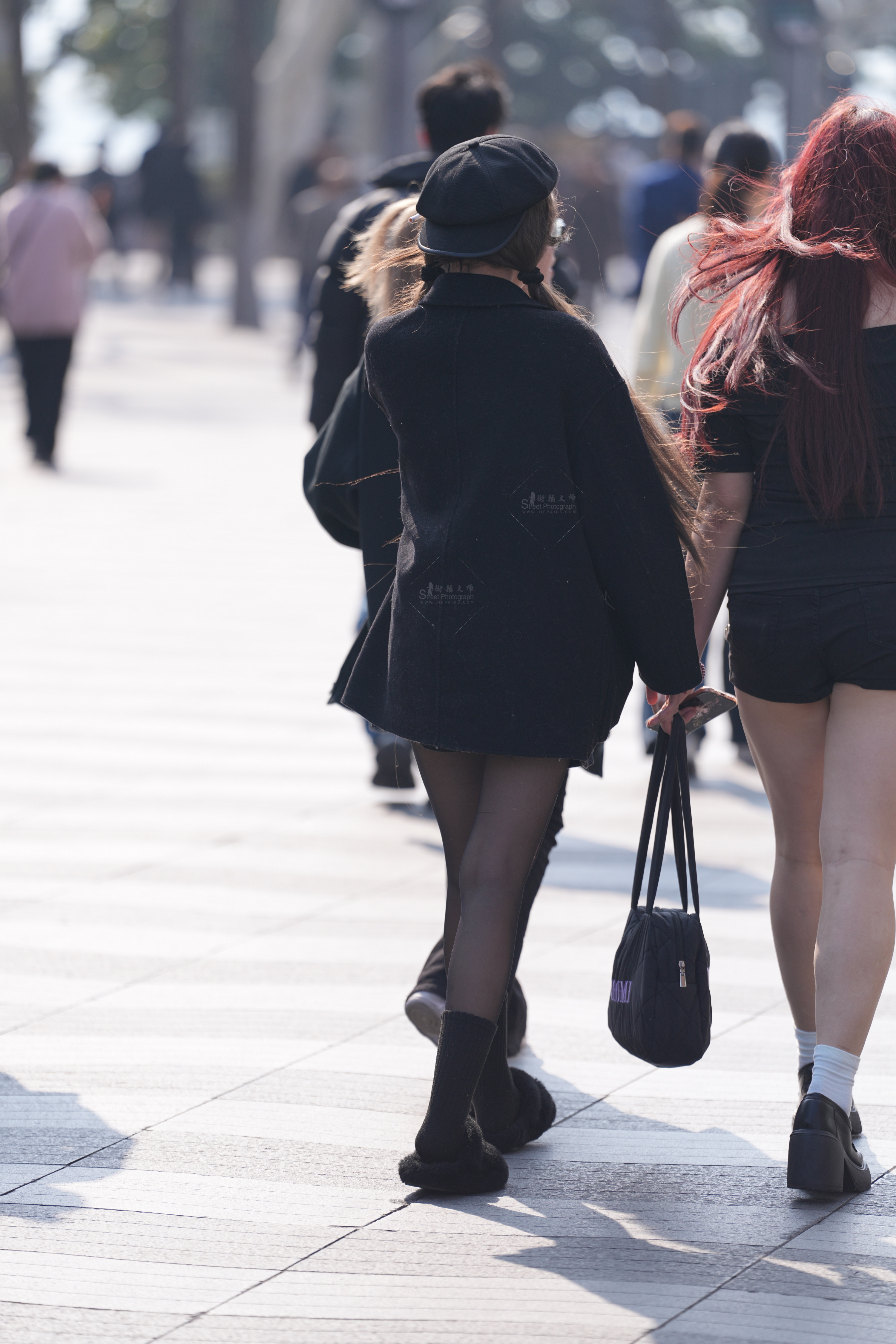 高清大图｜气质女生，黑丝，足控视角高清实拍