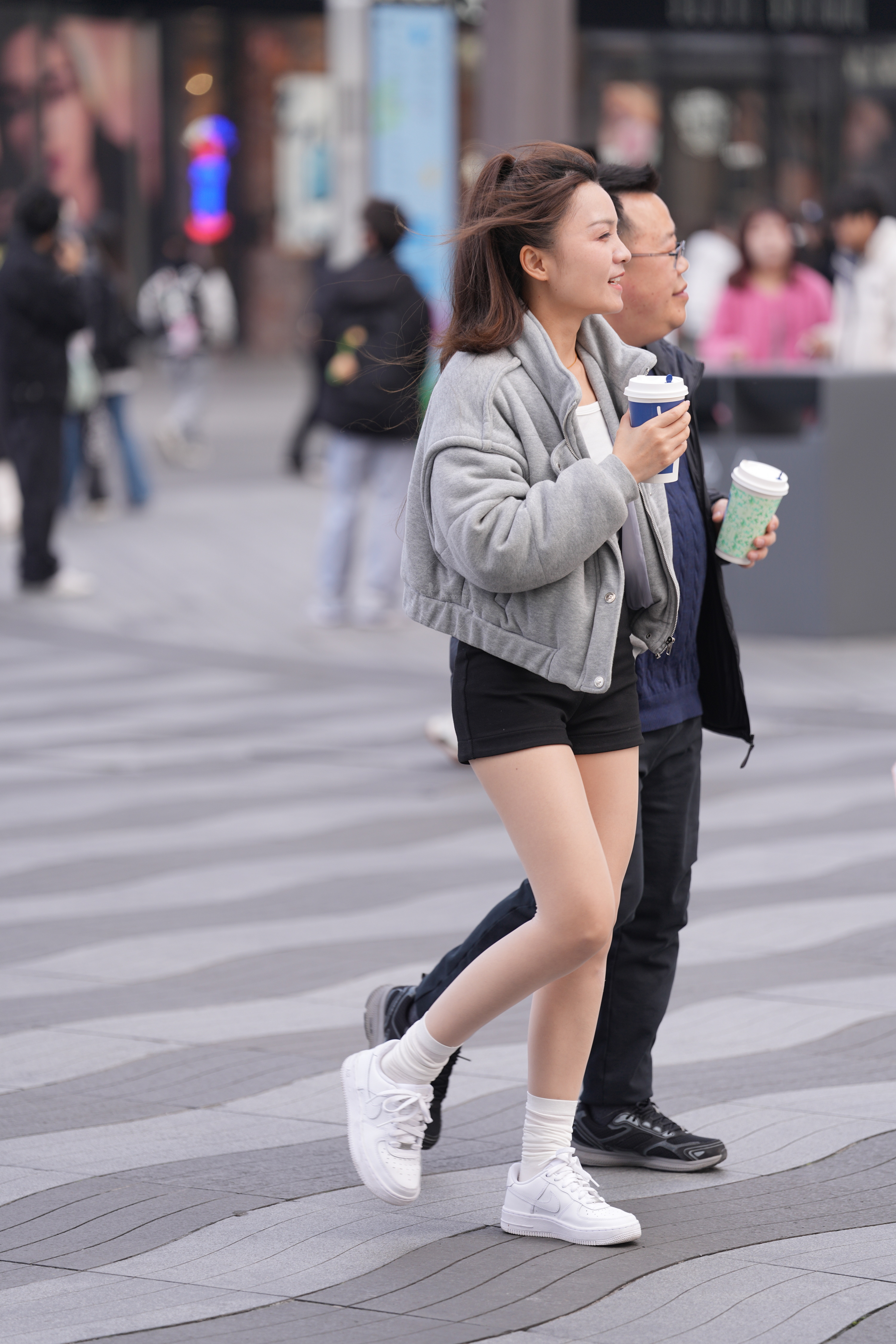 户外公园肉丝，半脱高跟鞋真实抓拍，超清原图分享