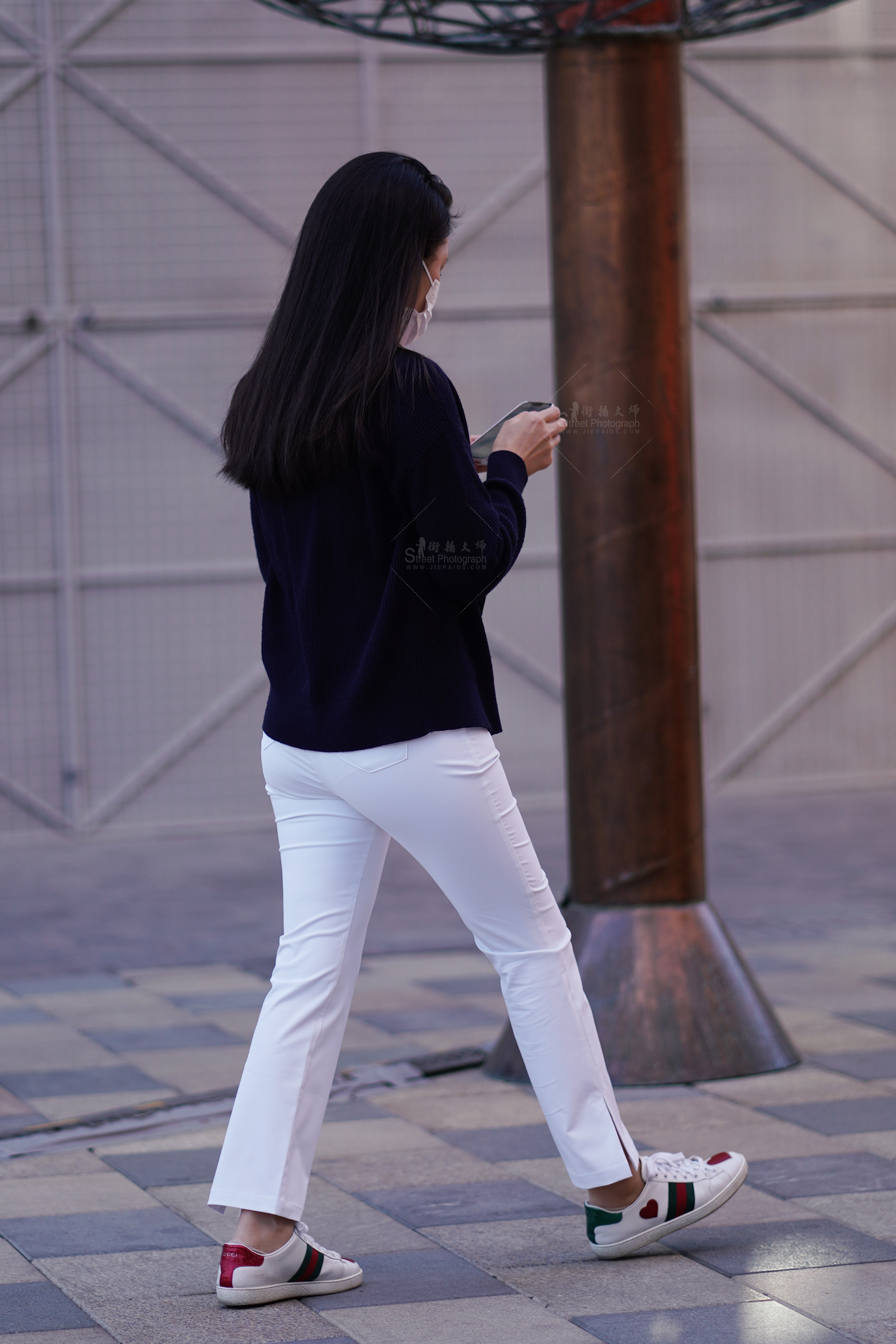 高清实拍｜街拍女生白系穿搭，草地拍摄高清实拍