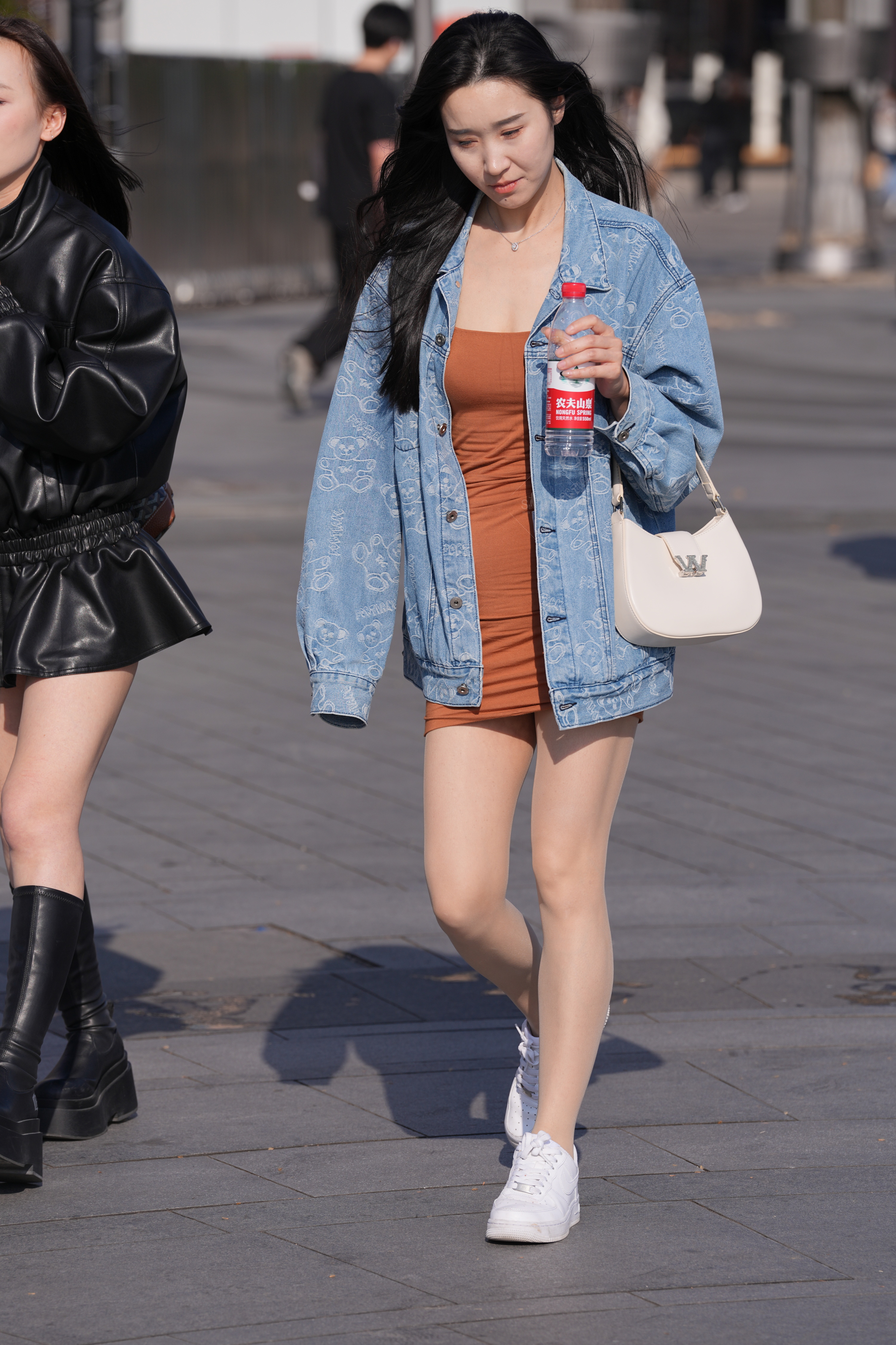 精选户外肉丝 · 定格气质女生美腿瞬间，高清实拍无水印