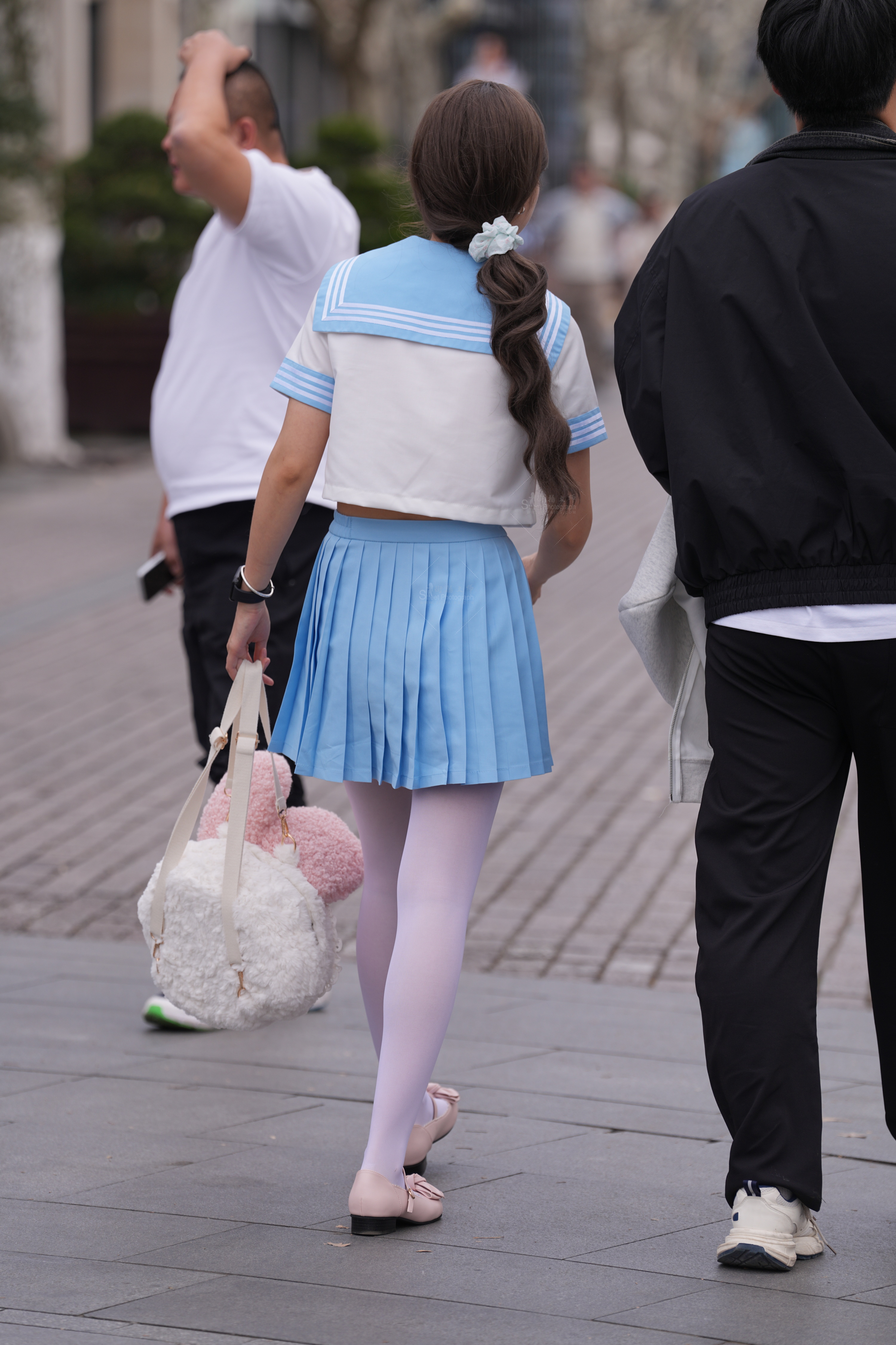 高清大图视角：女生，白丝，氛围感拉满画面真实