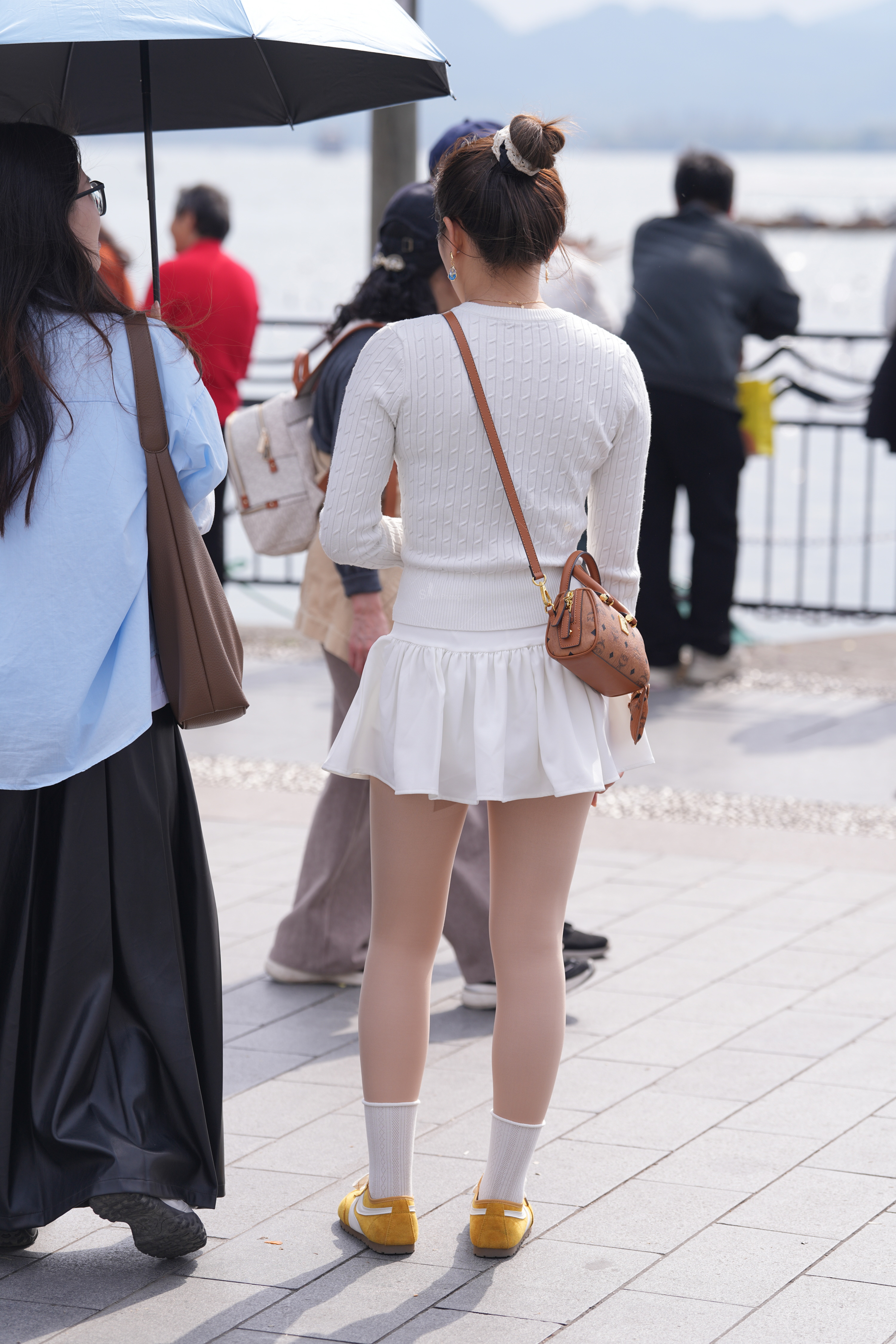 户外实拍｜户外实拍：靓女短裙肉丝，公园偶遇高清实拍