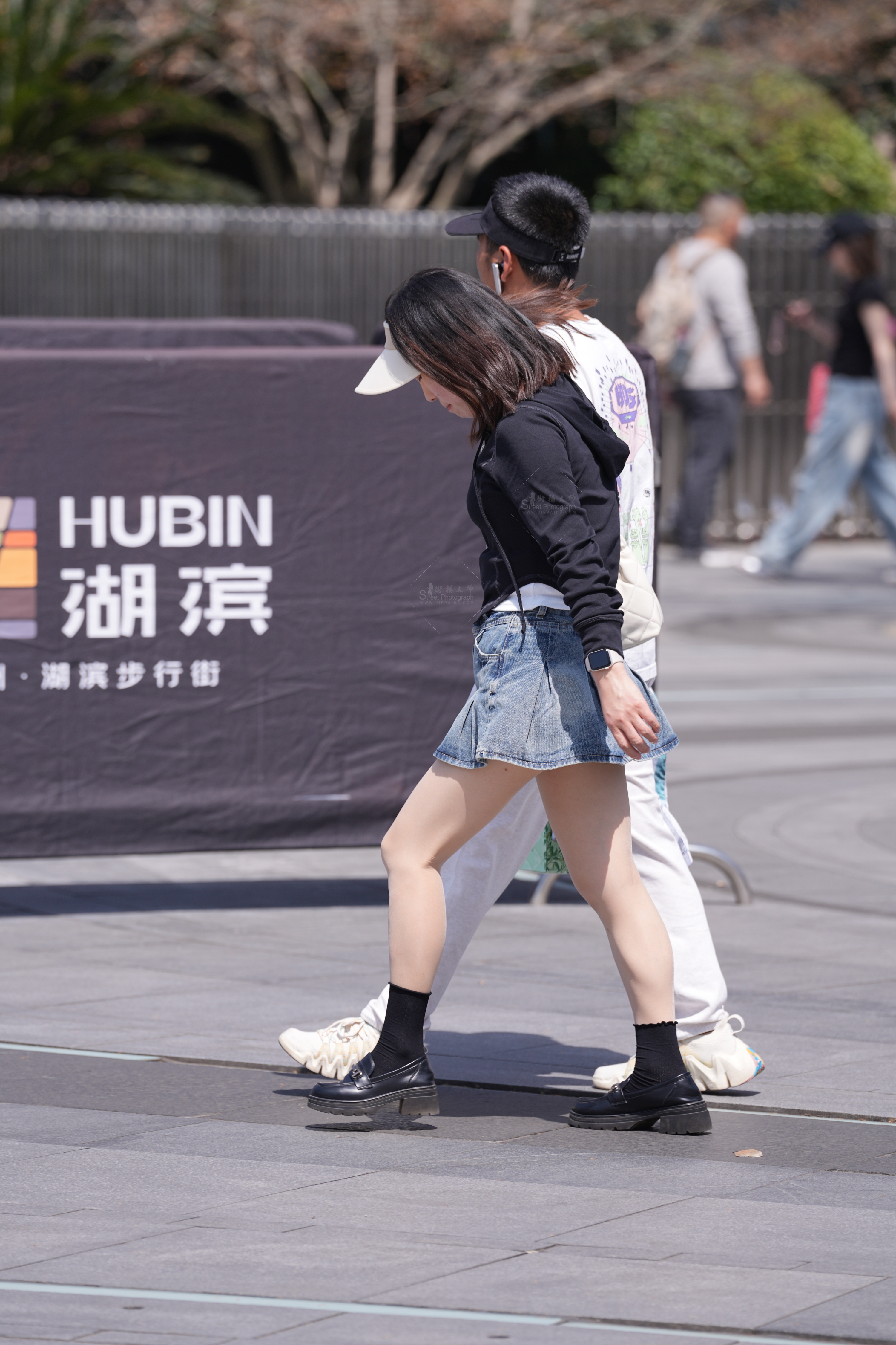 户外实拍肉丝美腿，半脱高跟鞋真实抓拍，超清原图分享