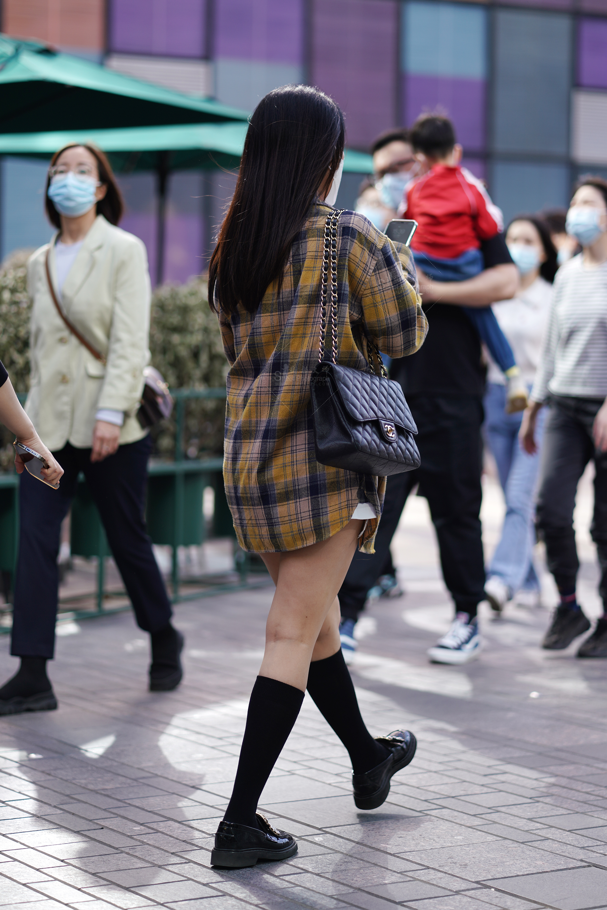 高清实拍｜街拍女生热裤，近距离拍高清实拍