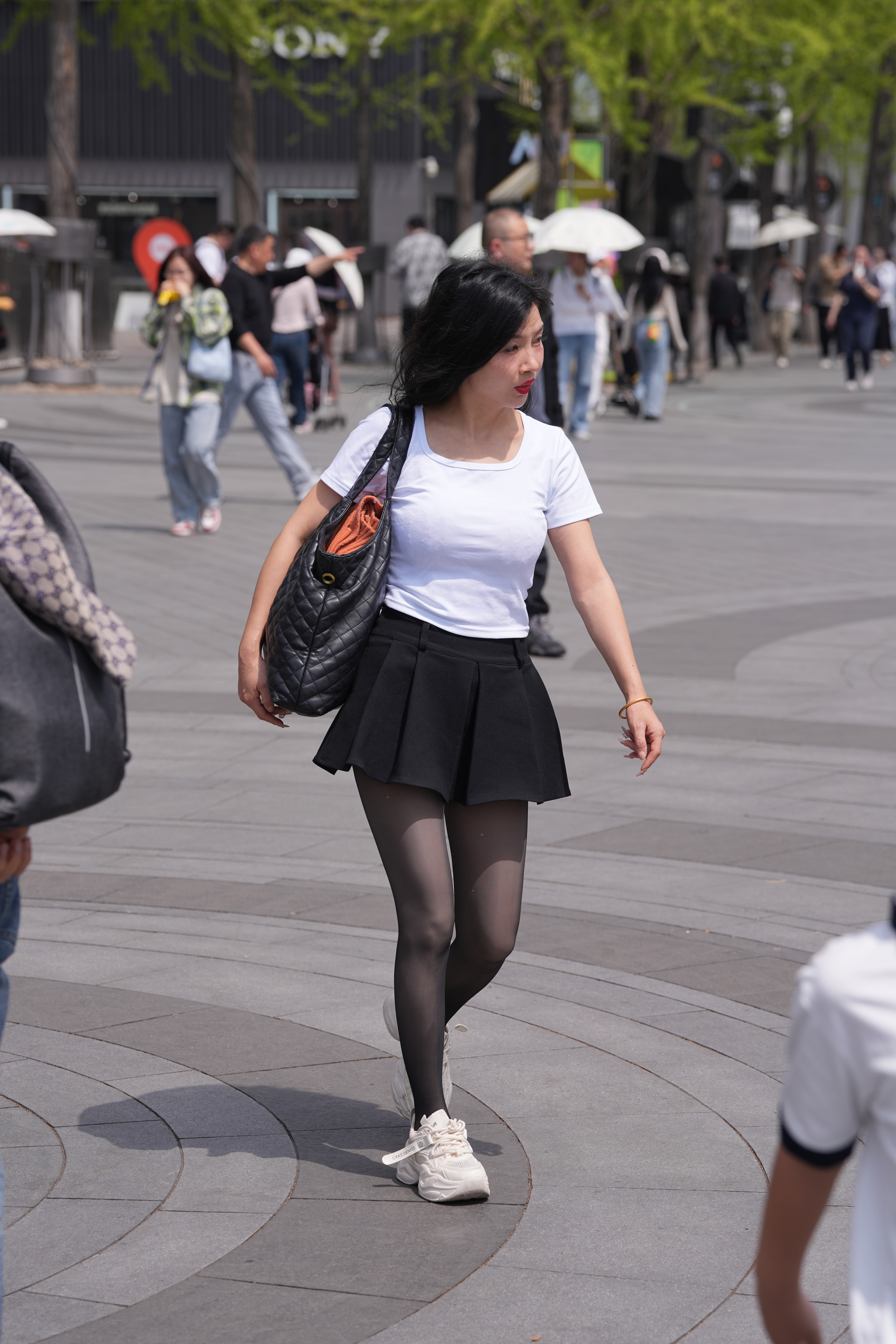 户外实拍女生，黑丝 时尚穿搭高清图集
