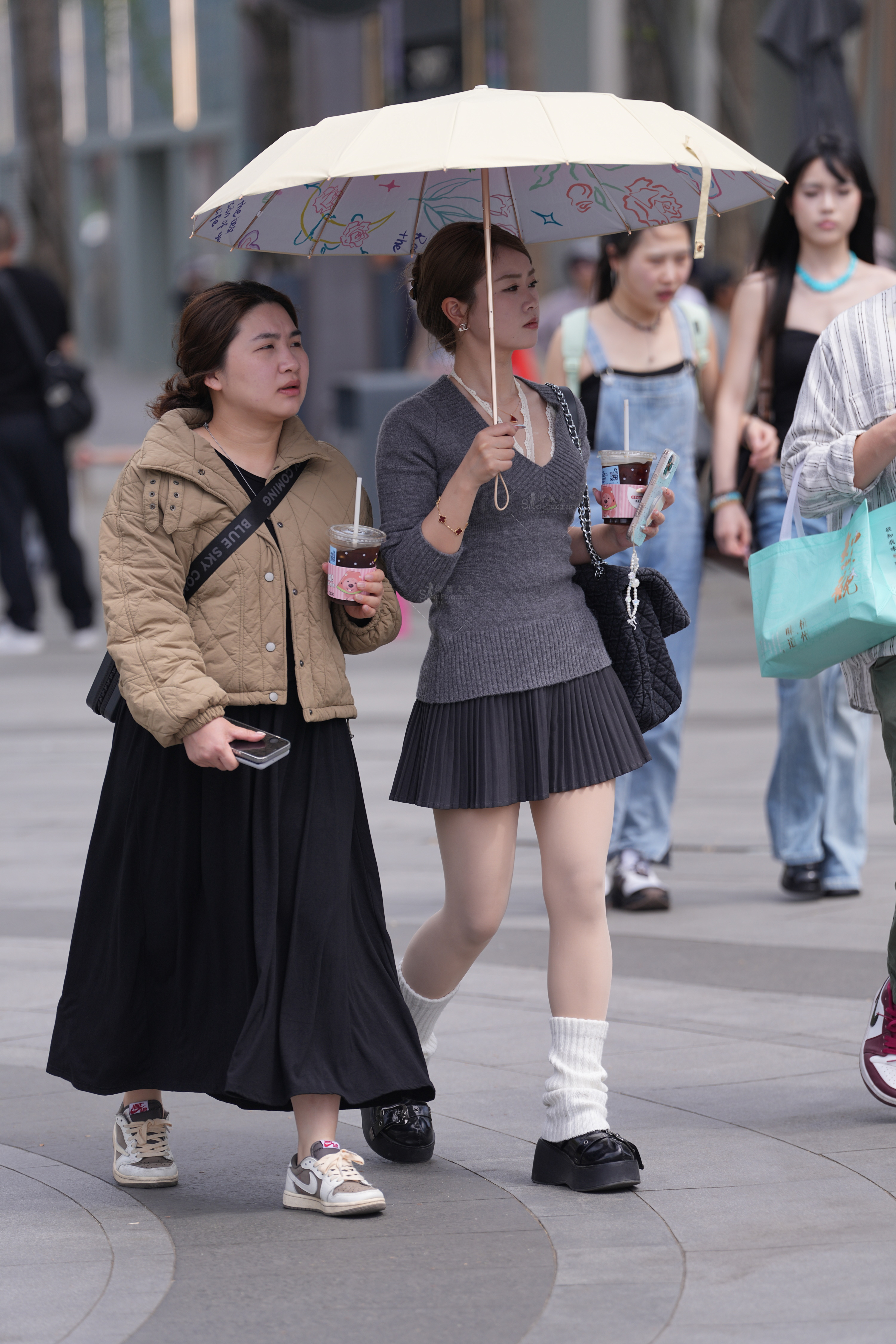 精选户外肉丝 · 定格女生美腿瞬间，高清实拍无水印
