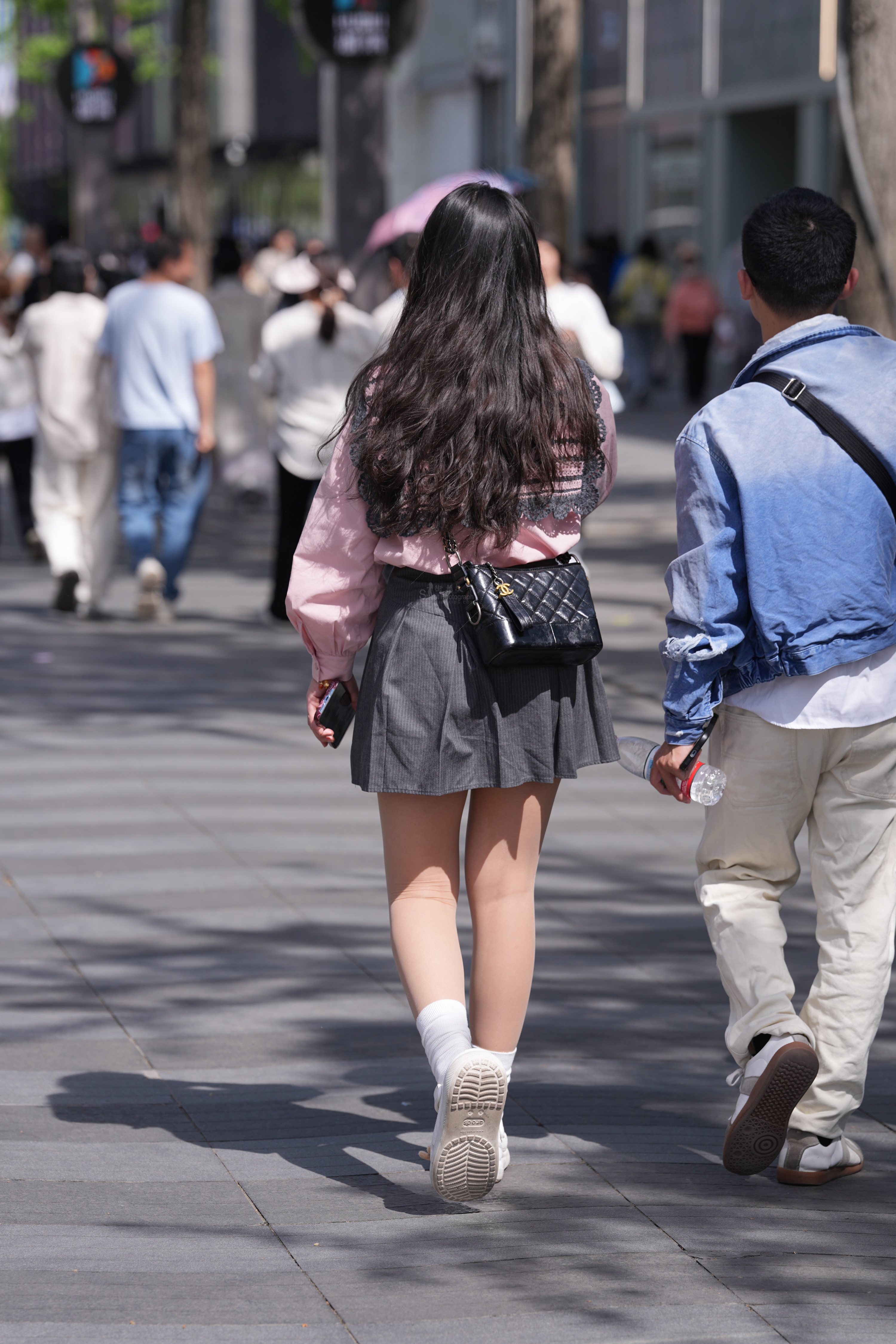 户外实拍肉丝美腿丝袜，笔直站立真实抓拍，超清原图分享