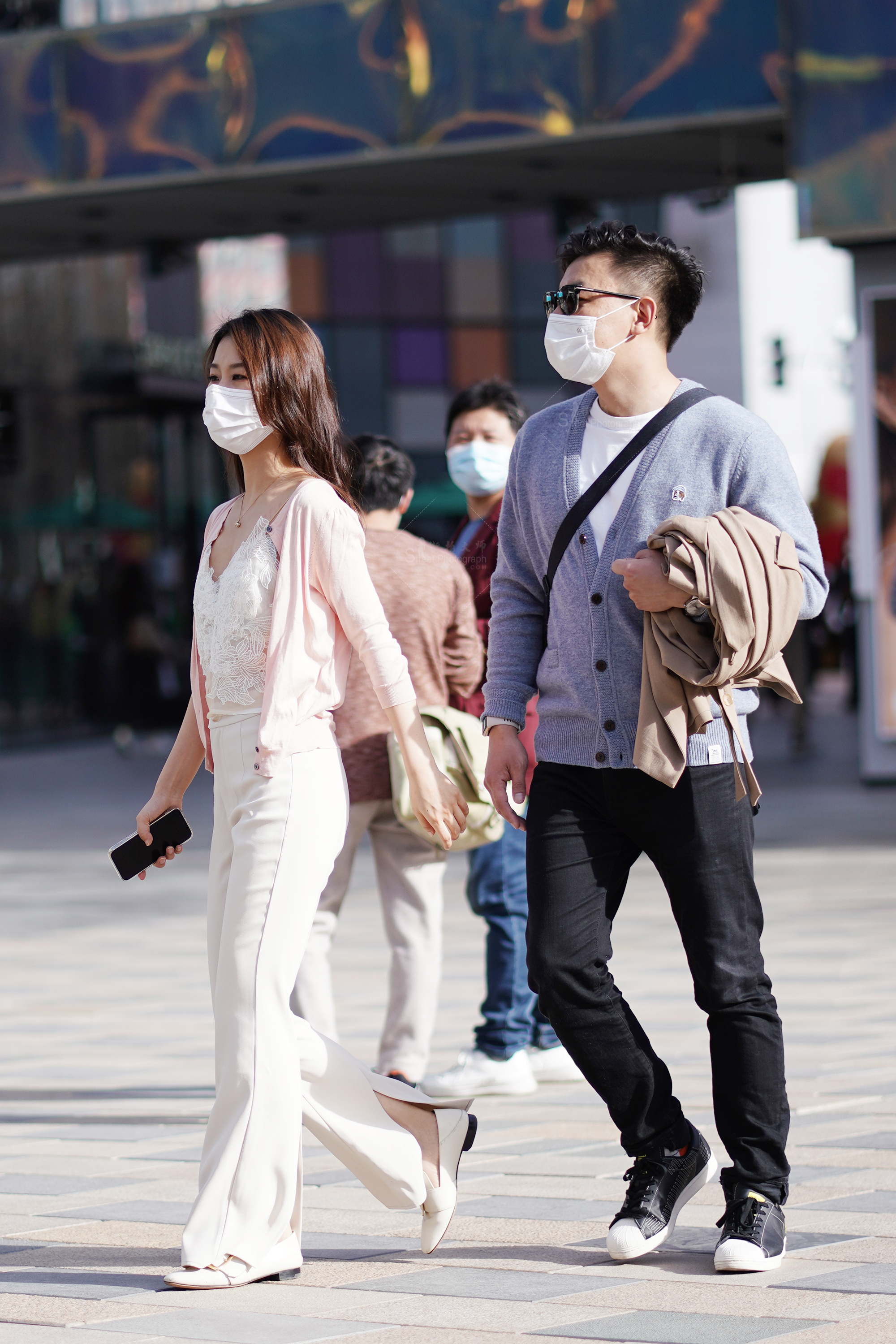 美腿精选｜户外实拍白紧身裤，氛围感拉满