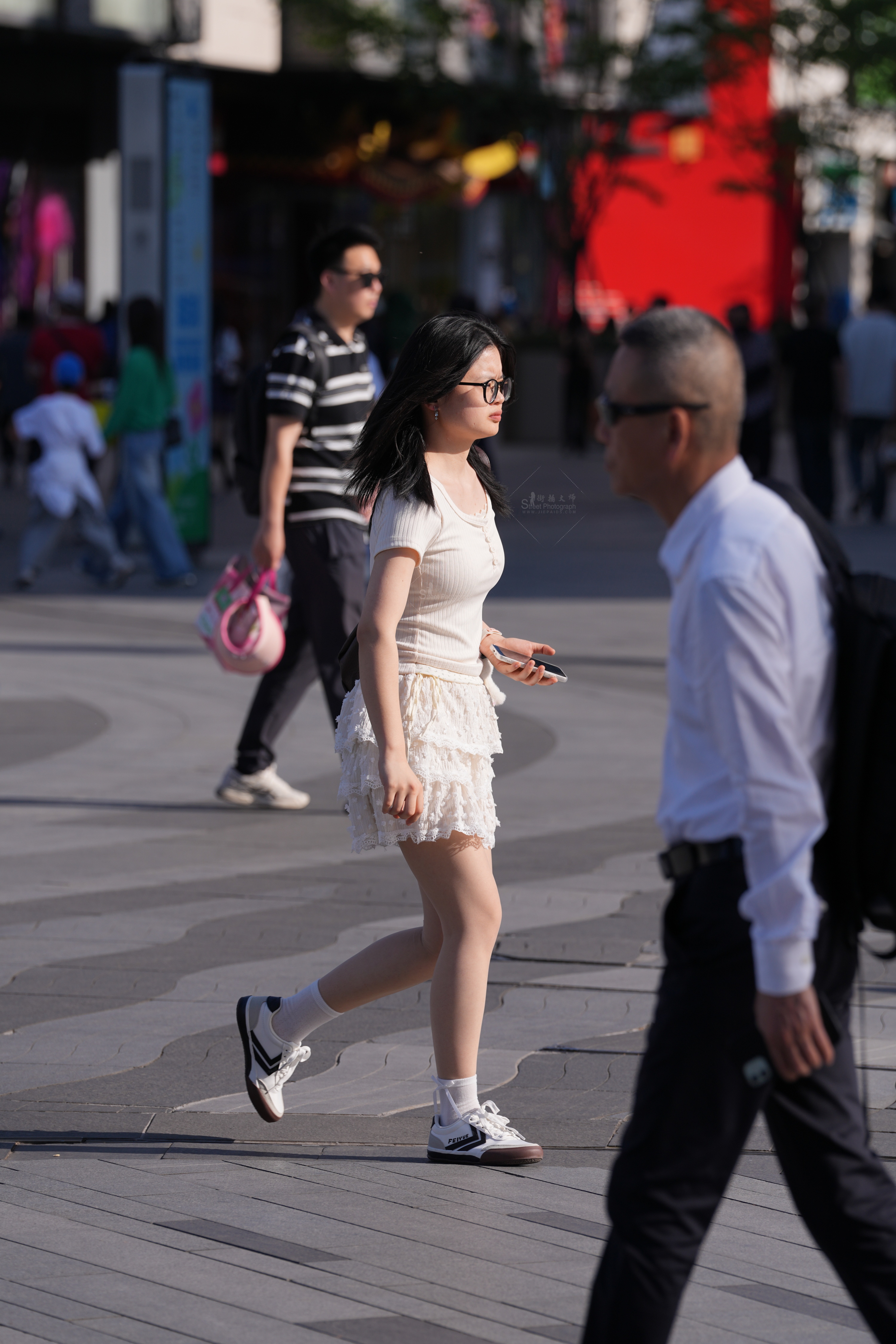 精选户外肉丝 · 定格女生美腿瞬间，高清实拍无水印