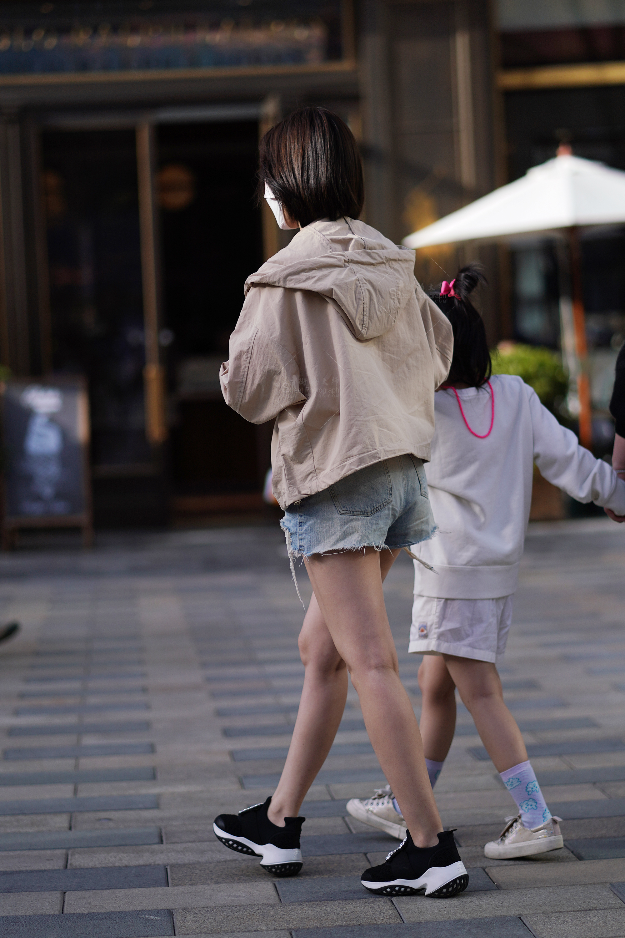 户外实拍女生，丝袜美腿 热裤高清图集