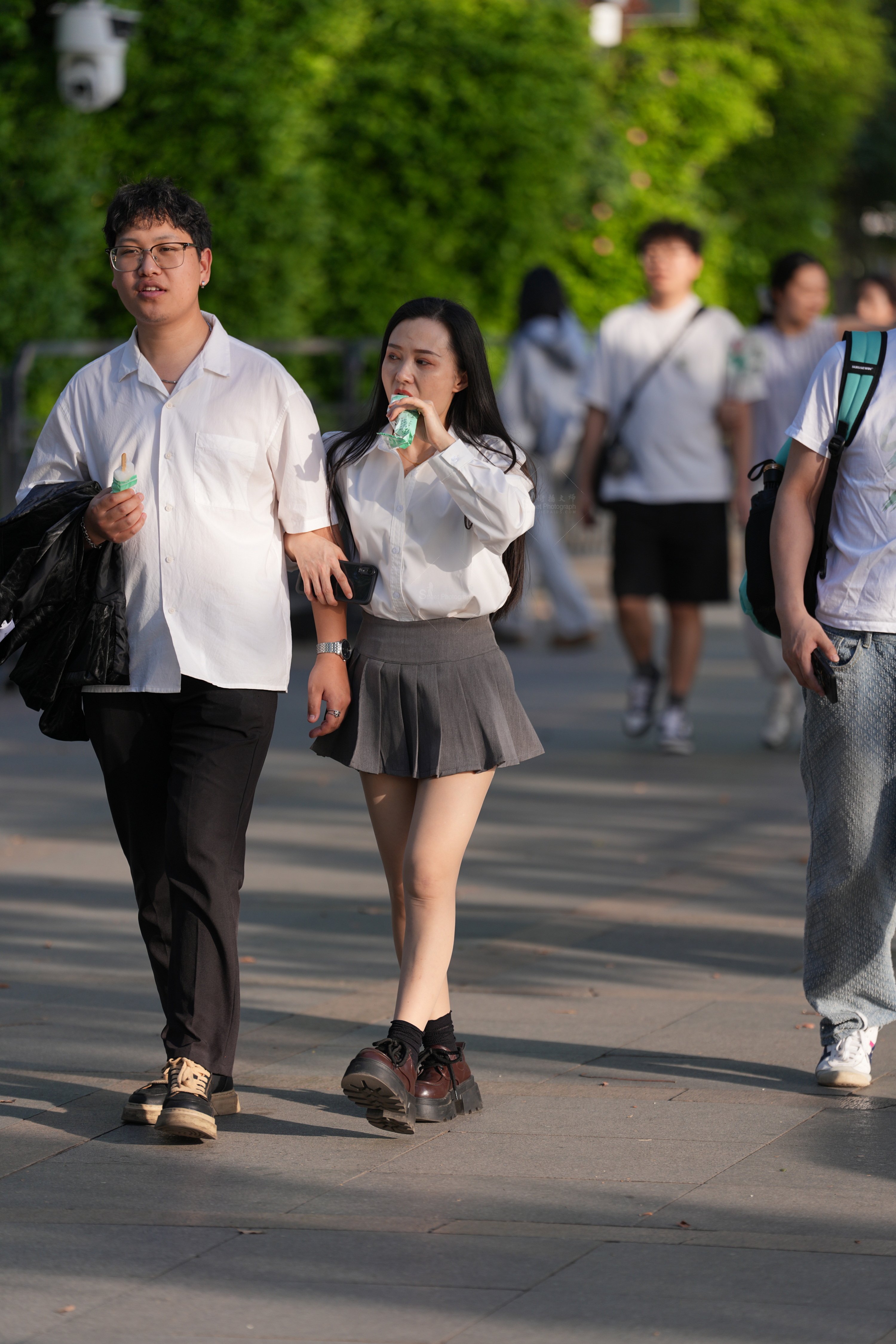 精选户外实拍肉丝 · 定格靓女美腿瞬间，高清实拍无水印