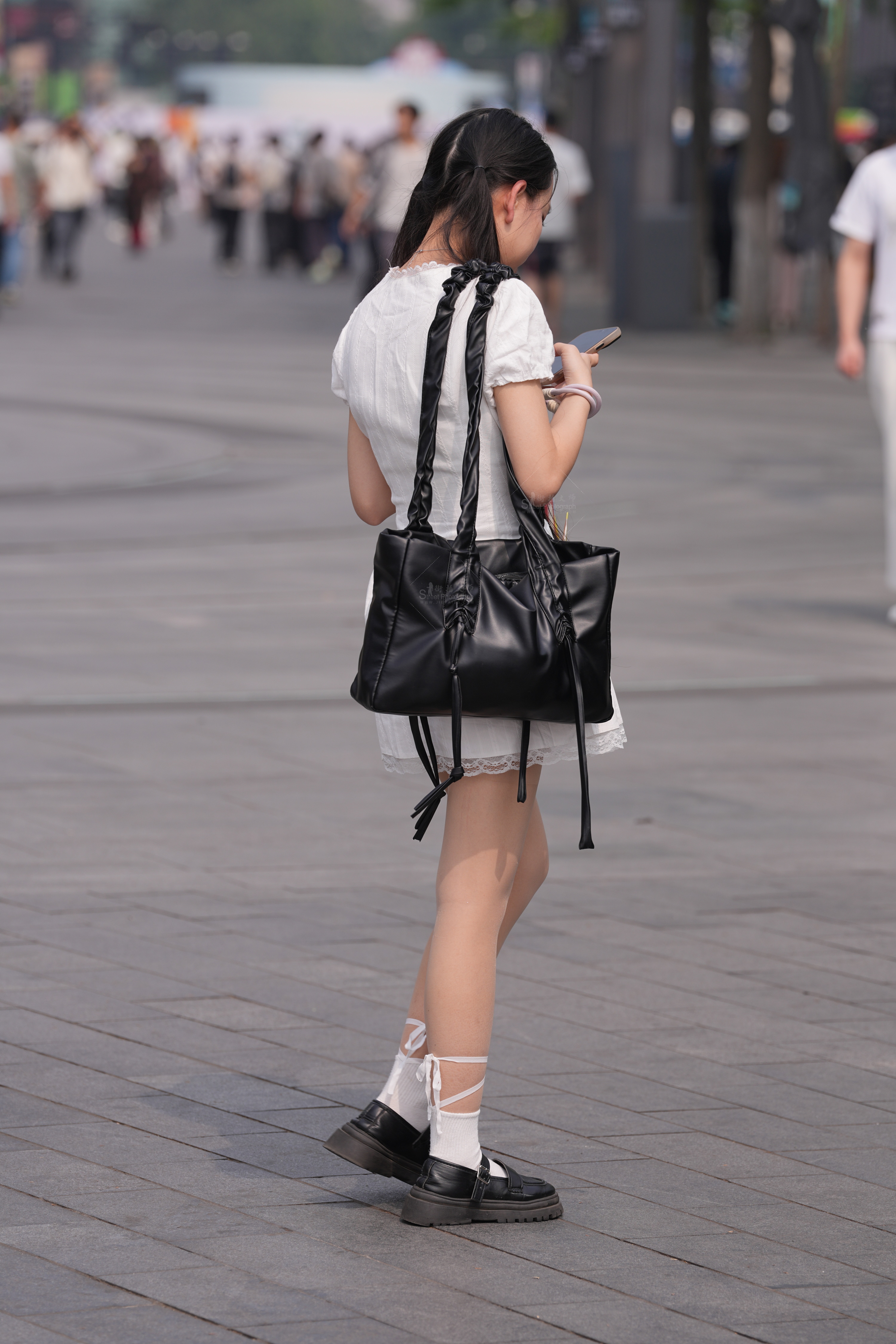 户外街拍街拍女生，肉丝美腿，高清大图福利