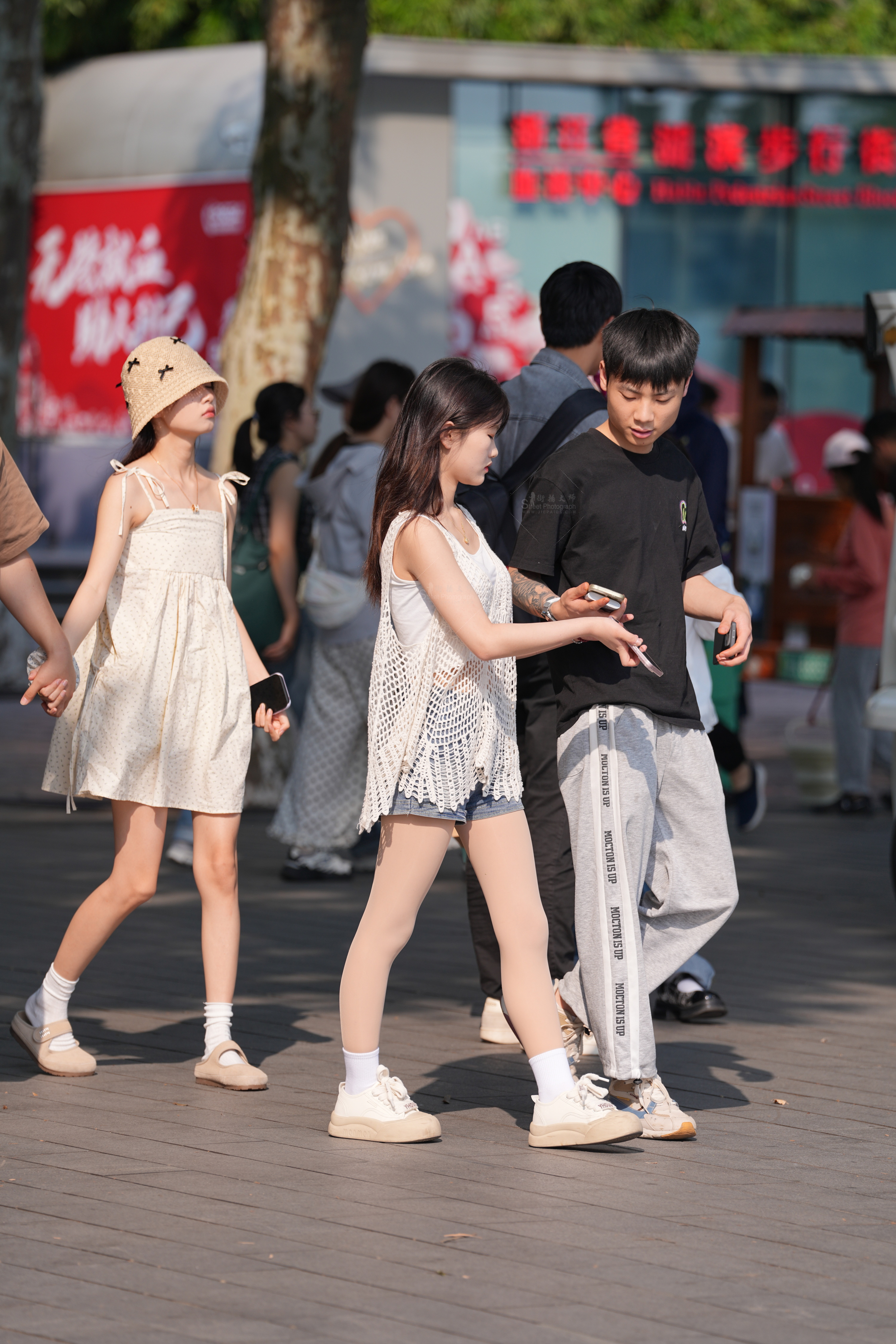 精选户外肉丝 · 定格女生美腿瞬间，高清实拍无水印