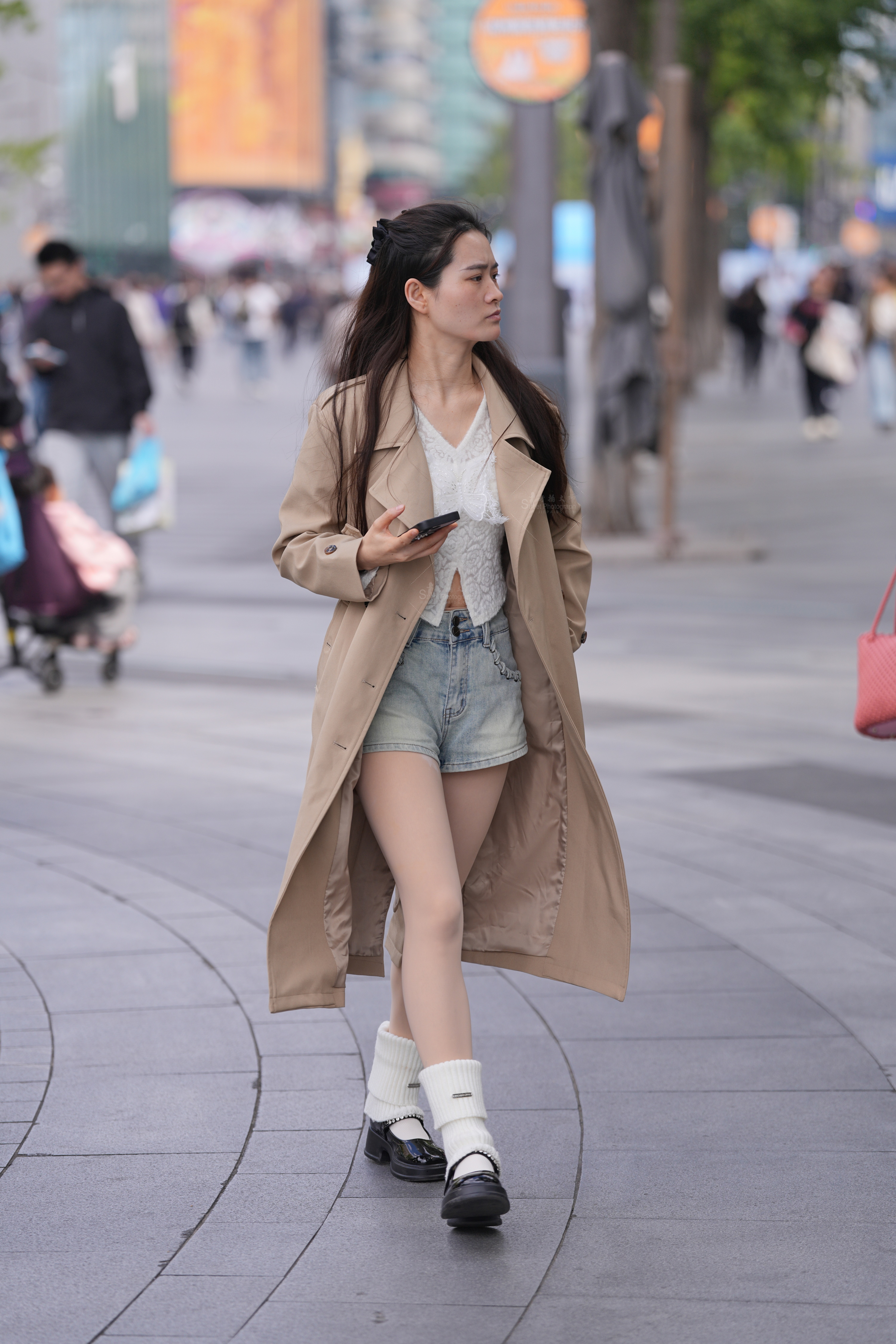 高清实拍：街拍女生风衣，性感撩人画面真实