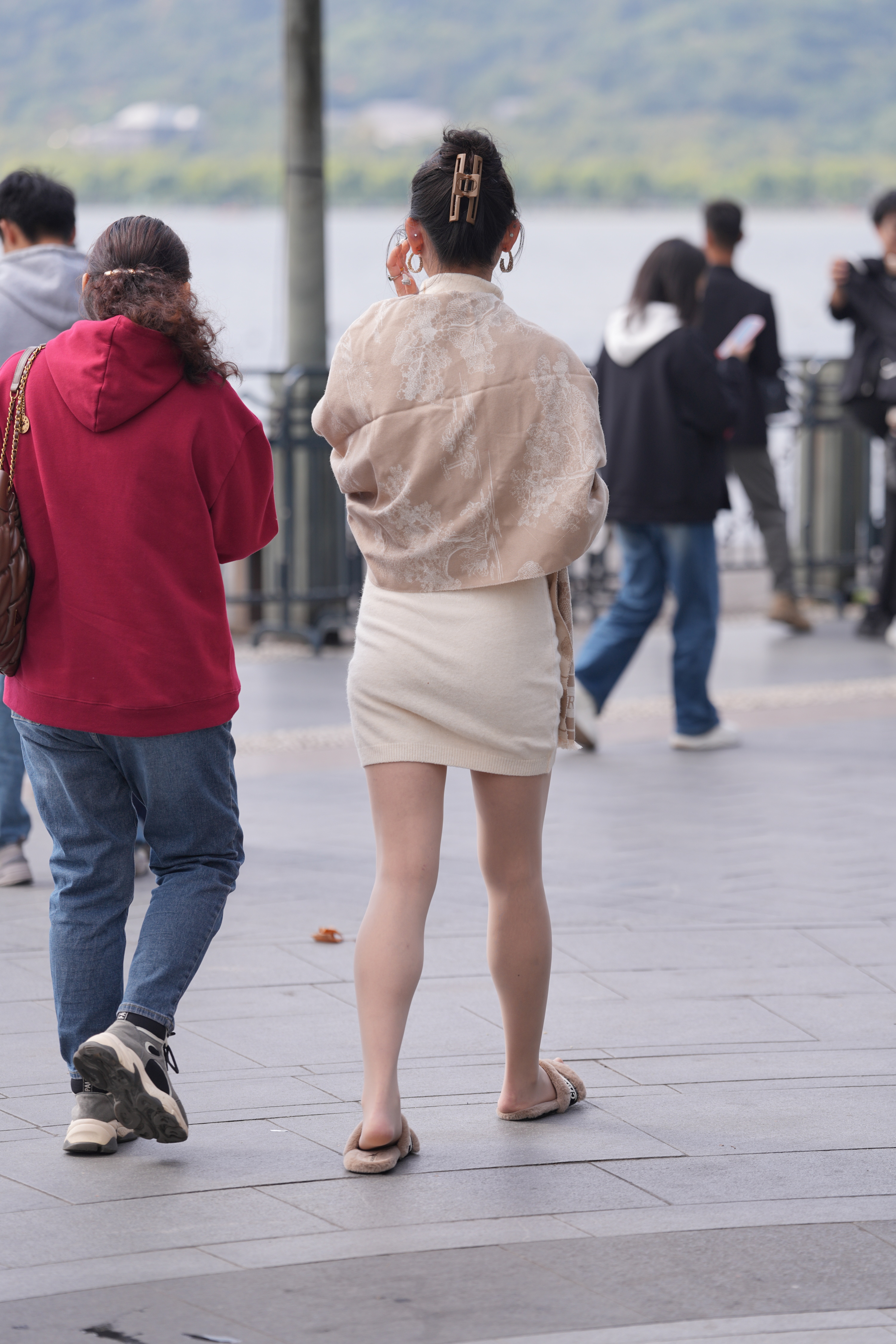 精选户外肉丝脚 · 定格靓女美腿瞬间，高清实拍无水印