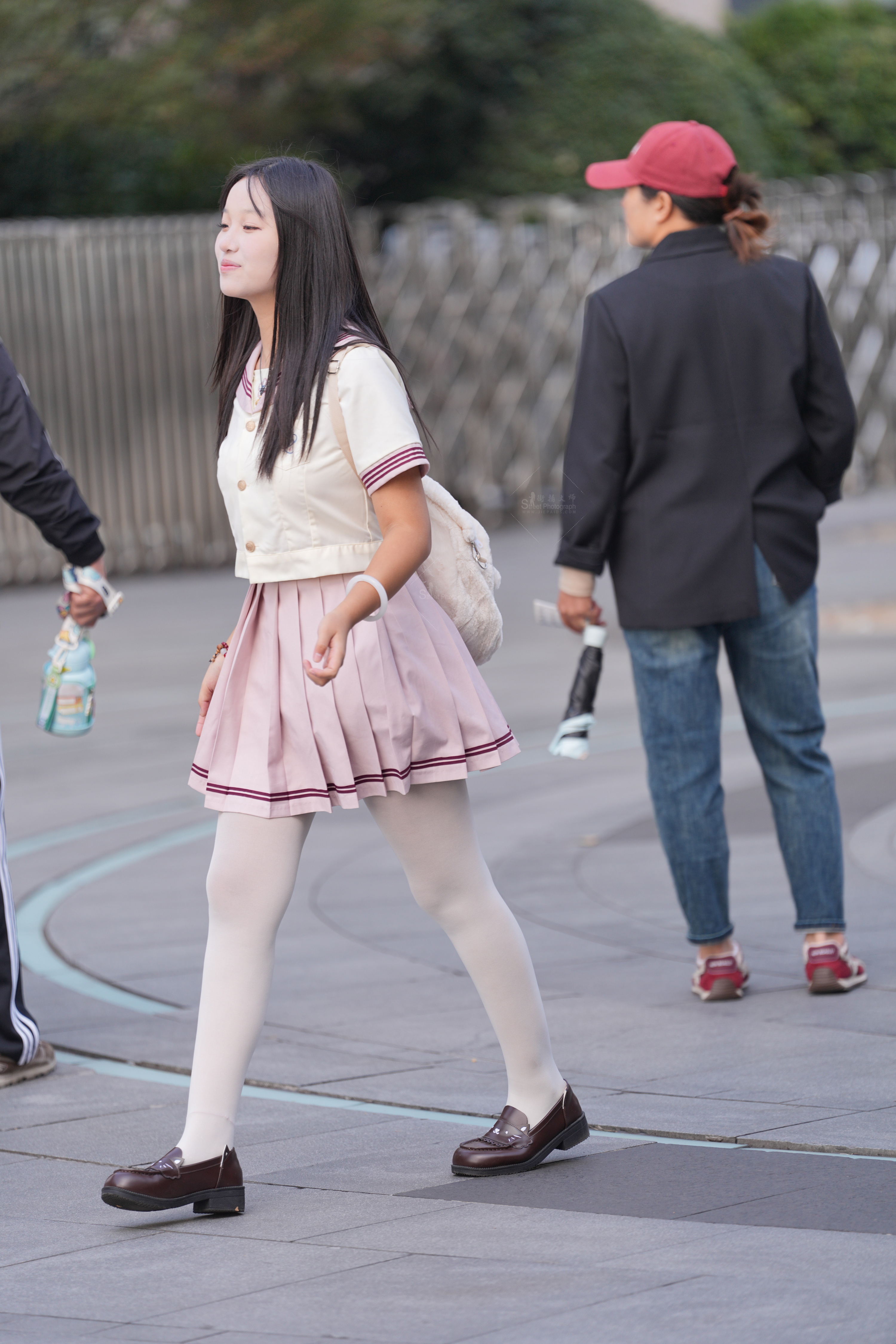 户外街拍街拍女生白系穿搭，高清大图福利