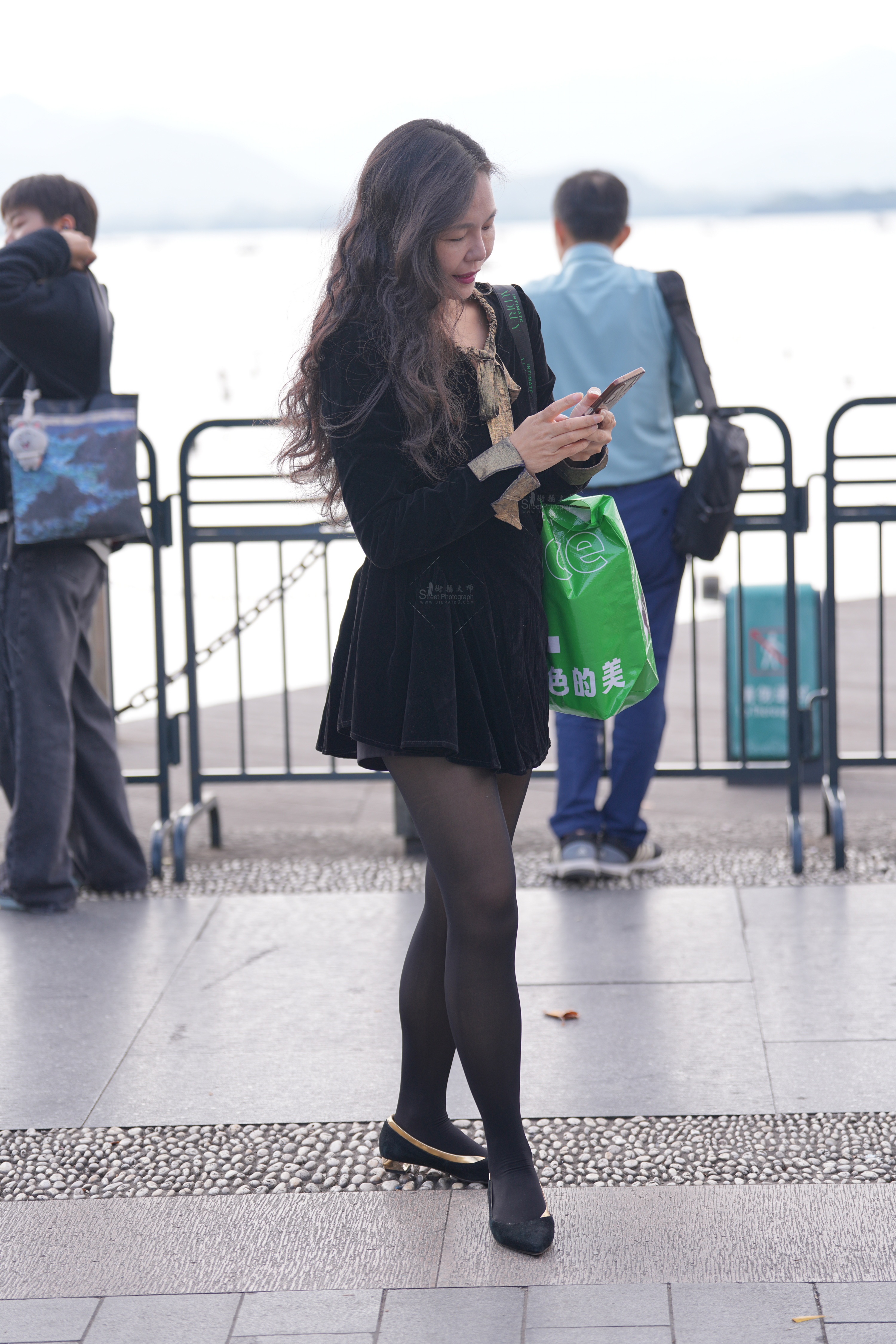 户外实拍气质女生，丝袜美腿 时尚穿搭，熟女极品高清图集