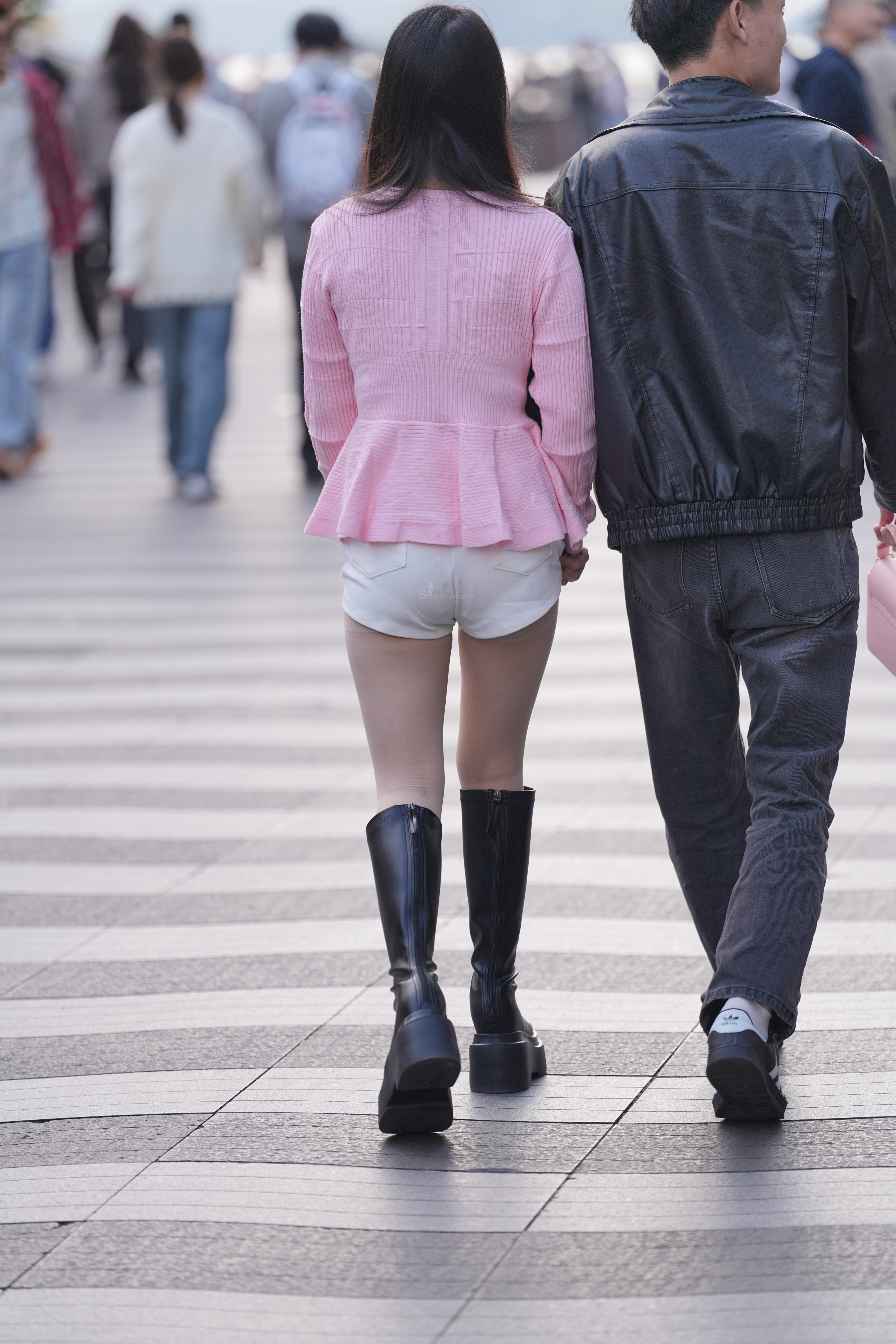 精选户外肉丝 · 定格户外女生美腿瞬间，高清实拍无水印