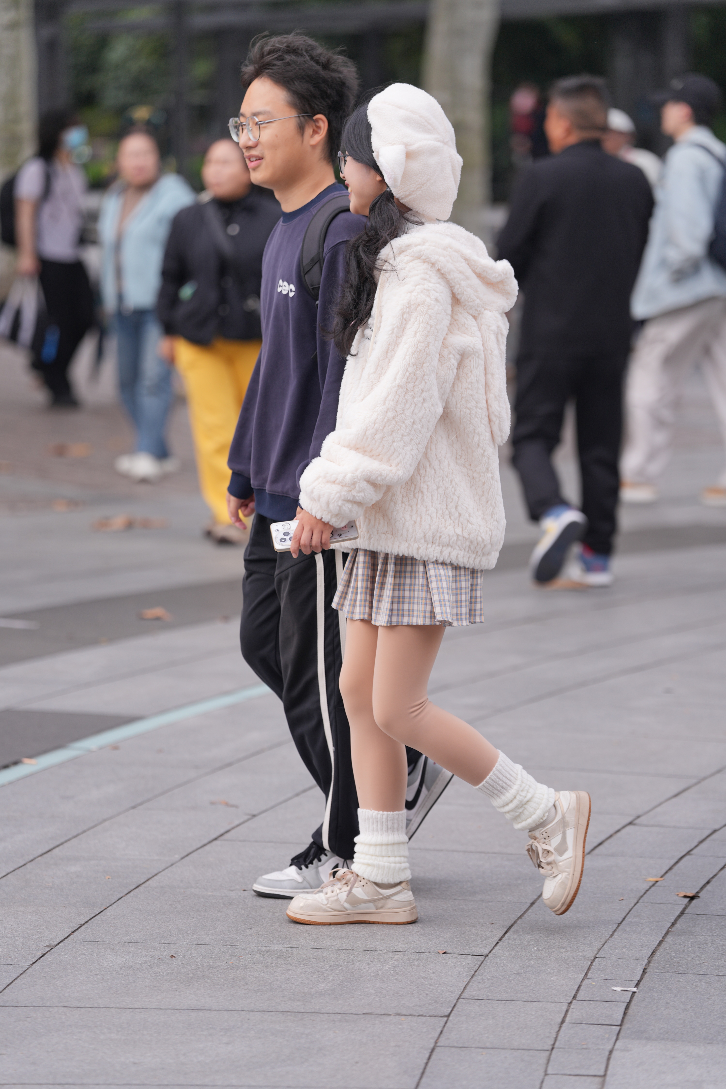 户外实拍女生，丝袜 百褶裙，诱惑极品高清图集