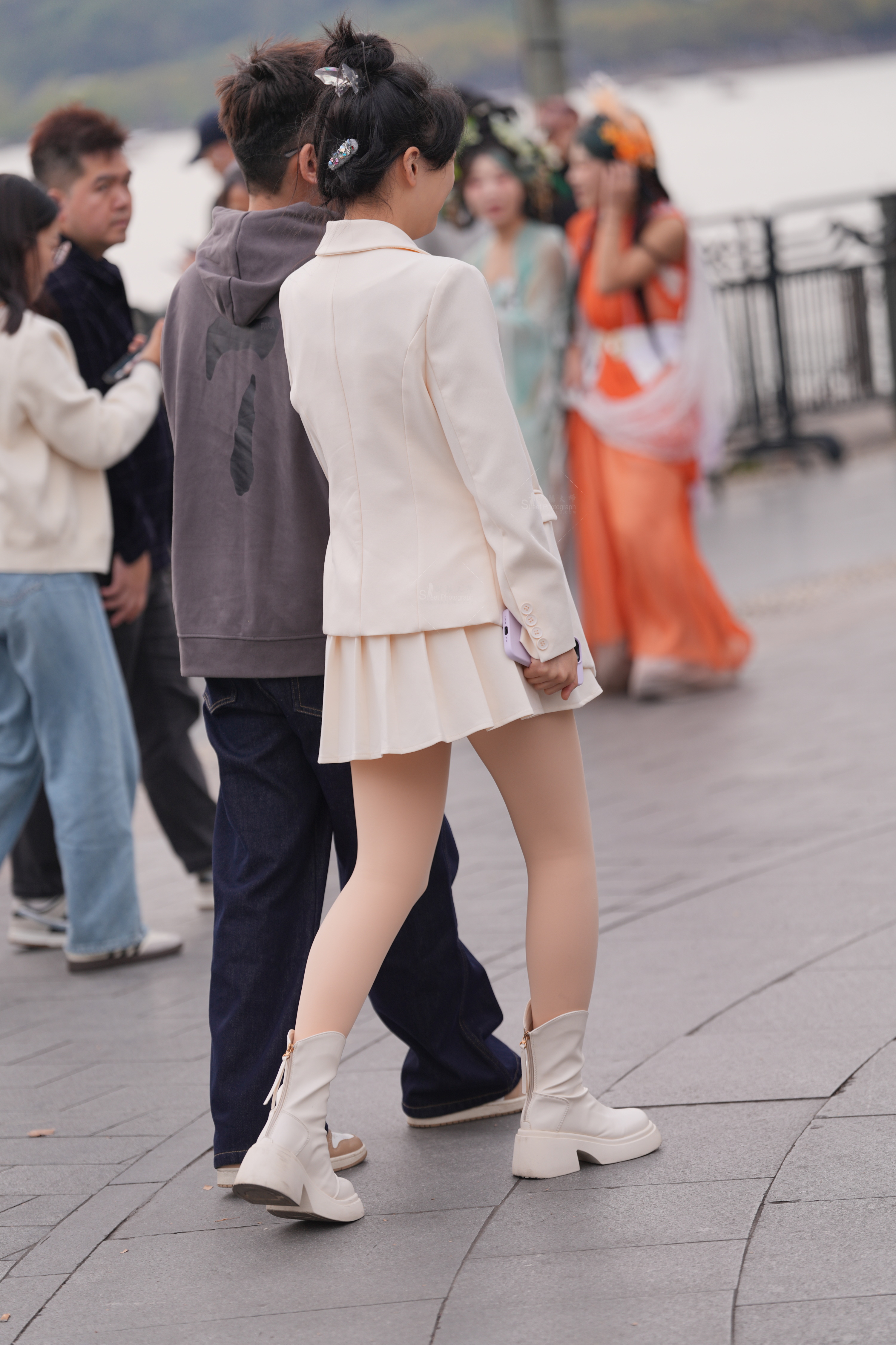 户外实拍实拍：女生，肉丝美腿脚蹬晾脚，丝袜诱惑画面真实