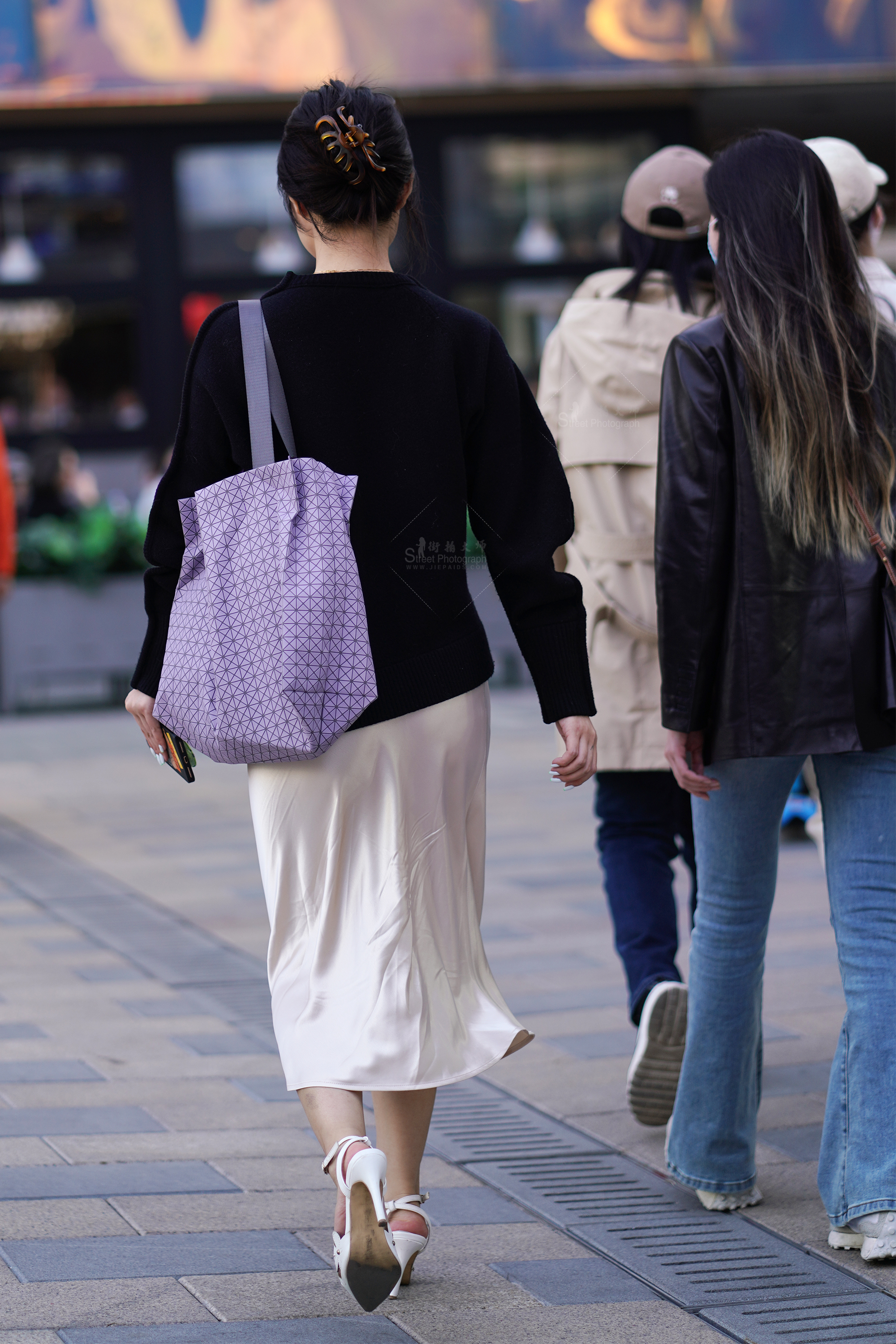 公园抓拍：女孩裸足玉足脚蹬晾脚，画面真实画面真实