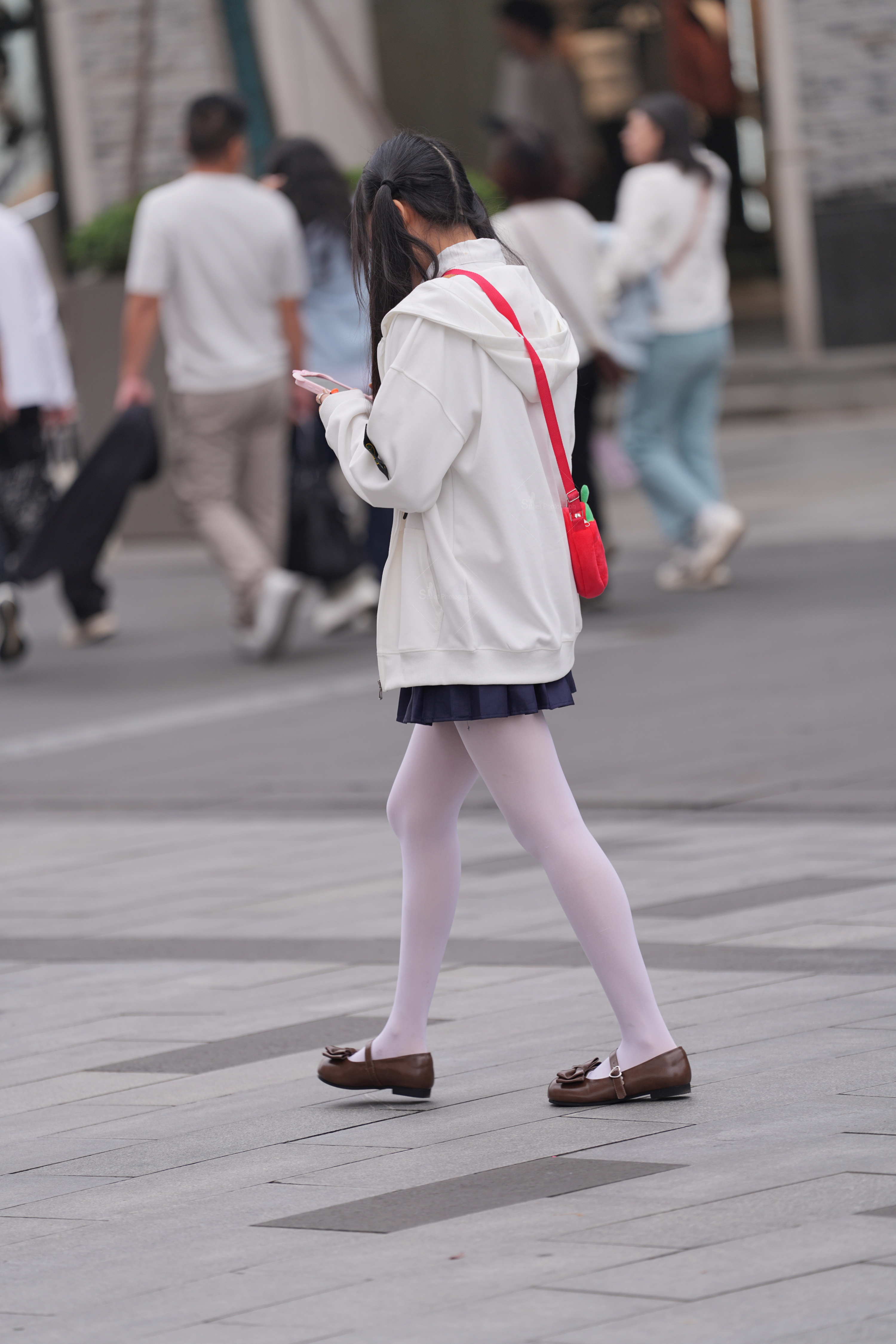 户外街拍女生，白丝，高清大图福利