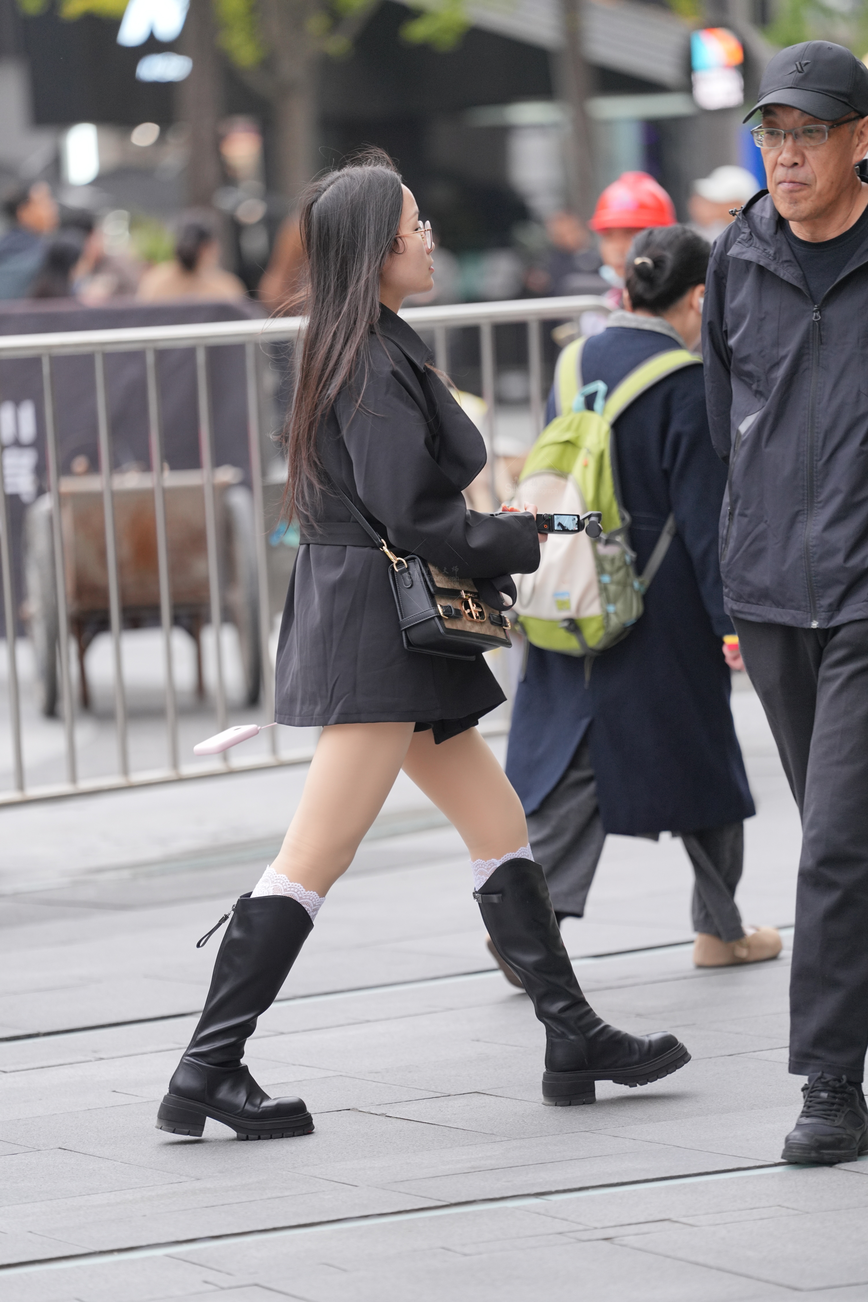 精选户外肉丝 · 定格女生美腿瞬间，高清实拍无水印