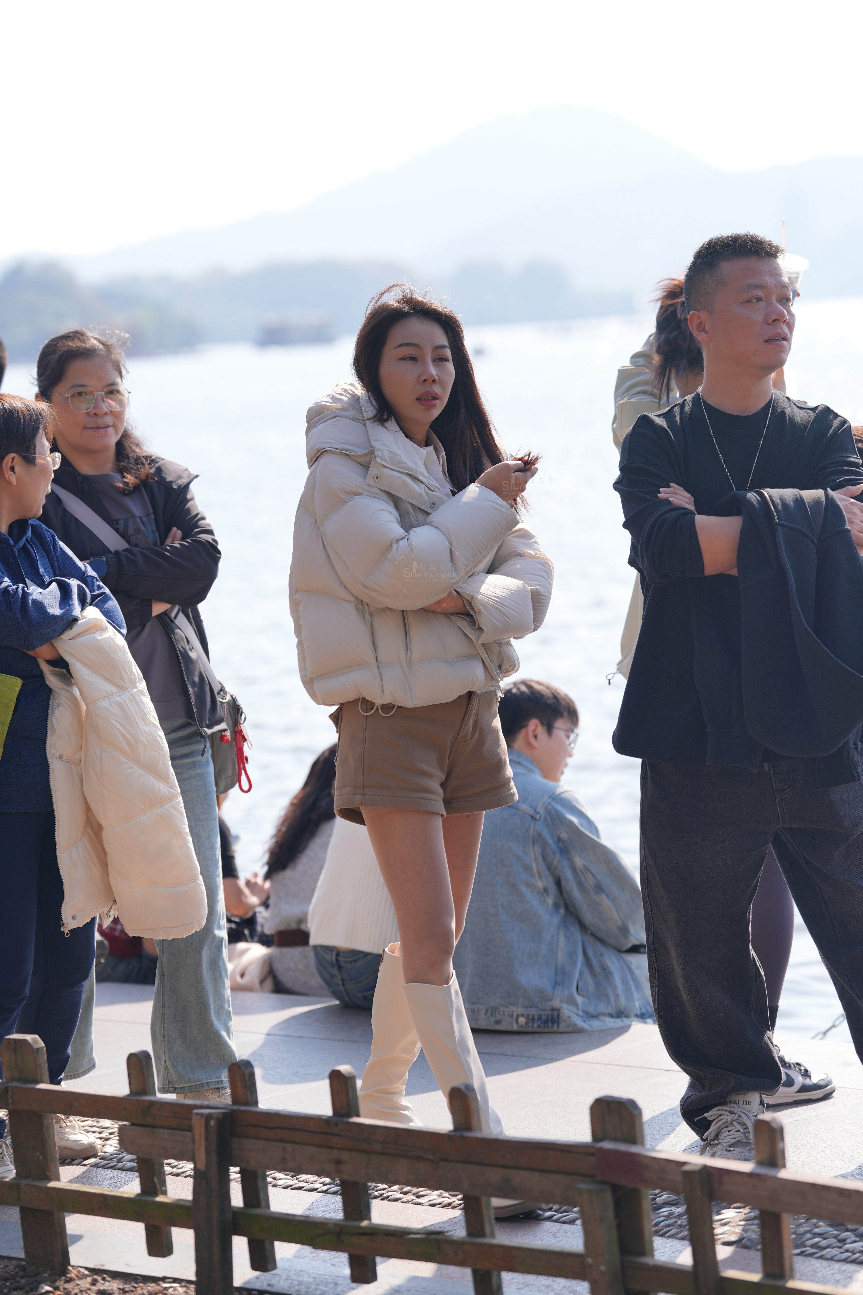 户外实拍：女孩热裤肉丝