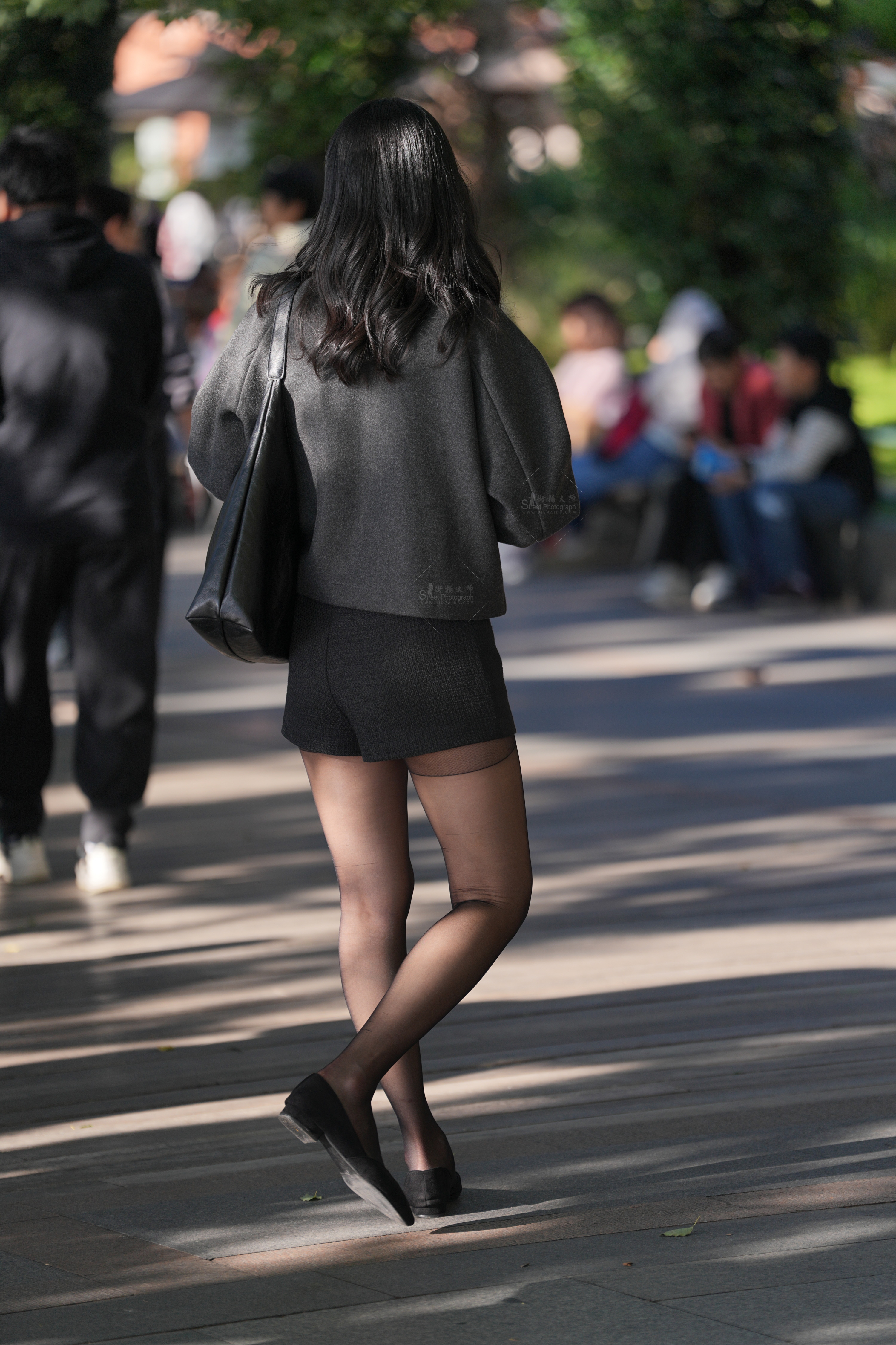 精选户外黑丝 · 定格户外女生美腿瞬间，高清实拍无水印