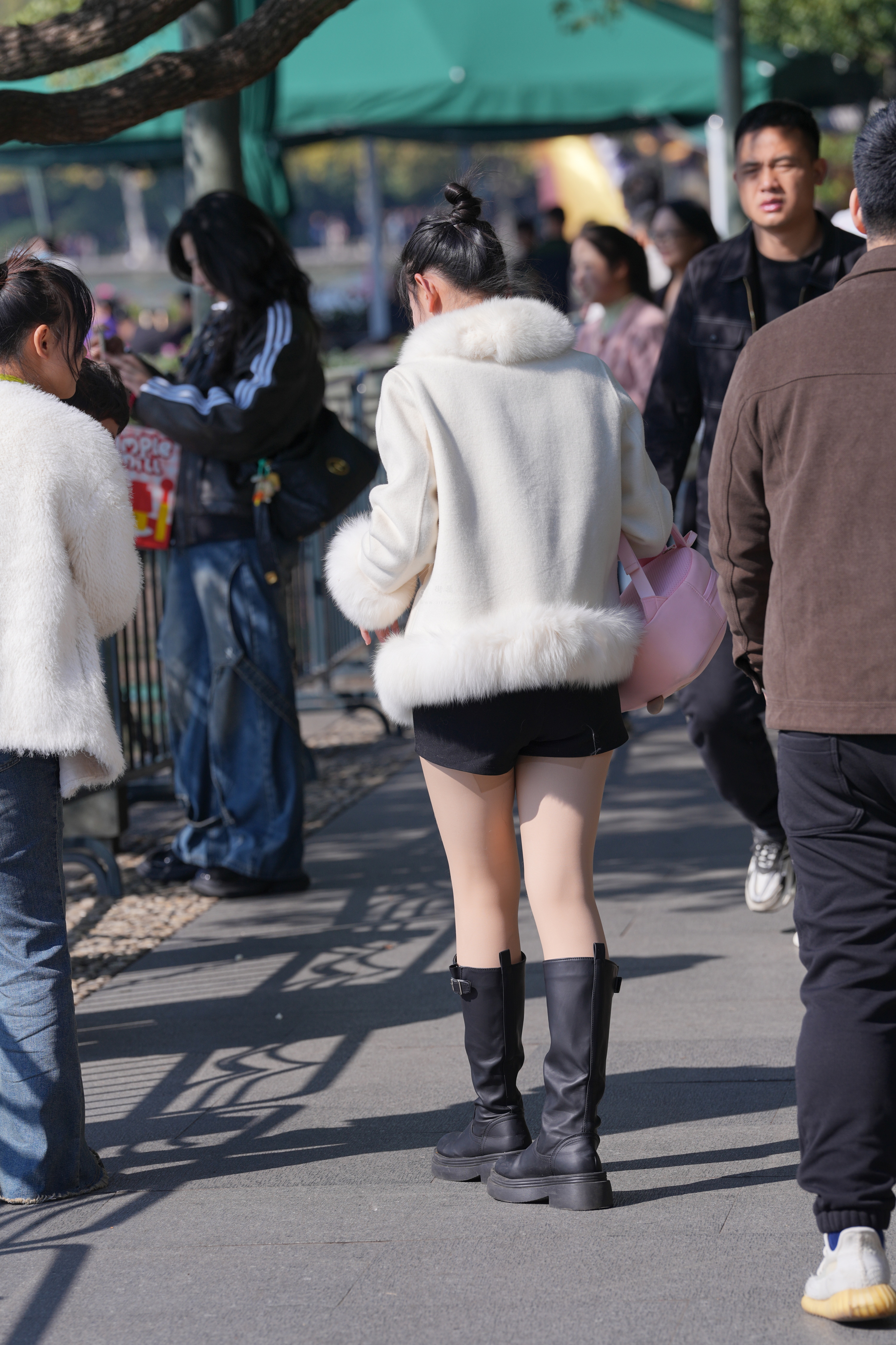 户外实拍女孩肉丝 时尚穿搭，少妇极品高清图集