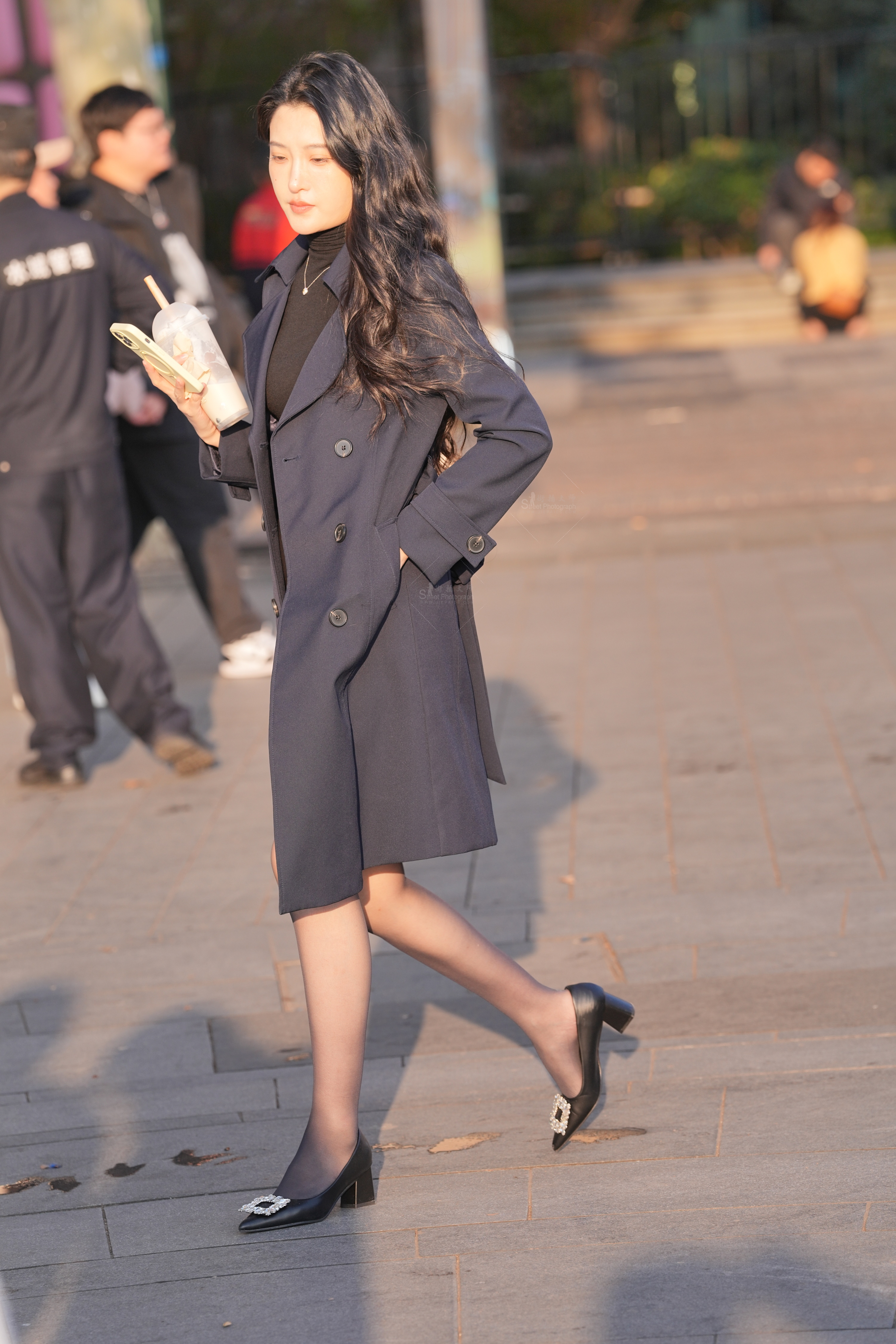 户外实拍高清原图：气质女生，黑丝美腿，玉足白嫩画面真实