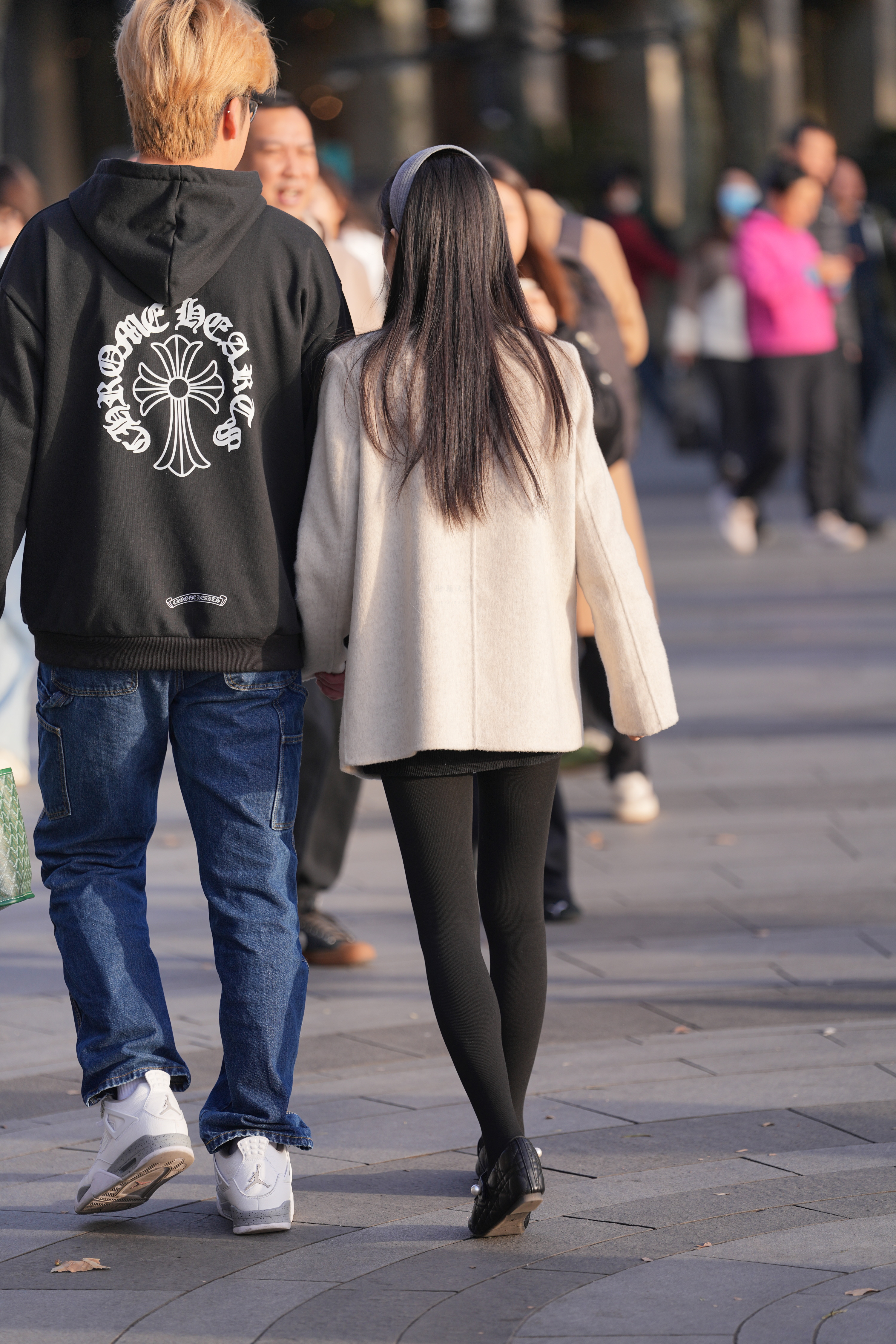 户外公园黑丝，脚尖轻点真实抓拍，超清原图分享