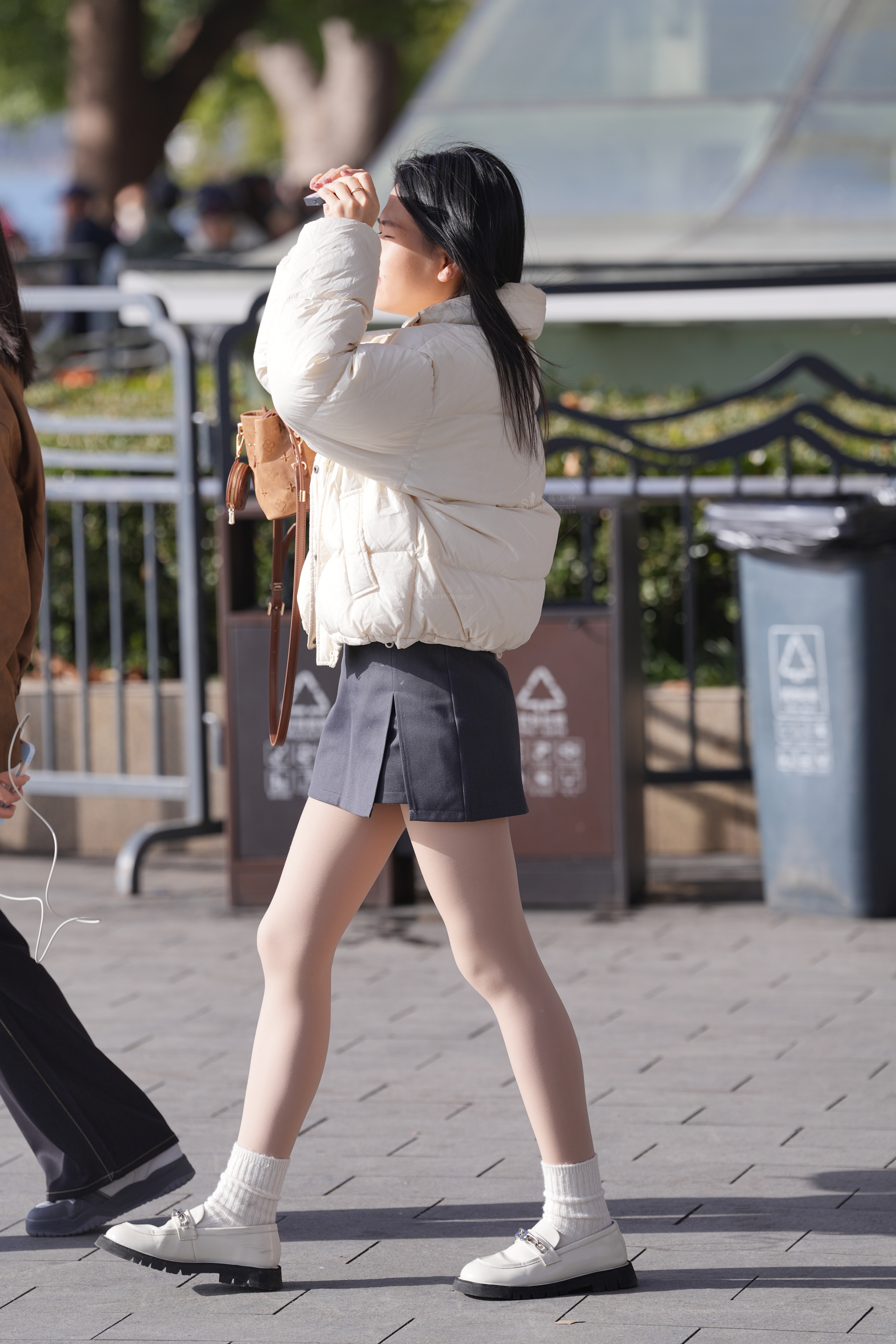 户外实拍实拍户外女生，肉丝 短裙高清图集