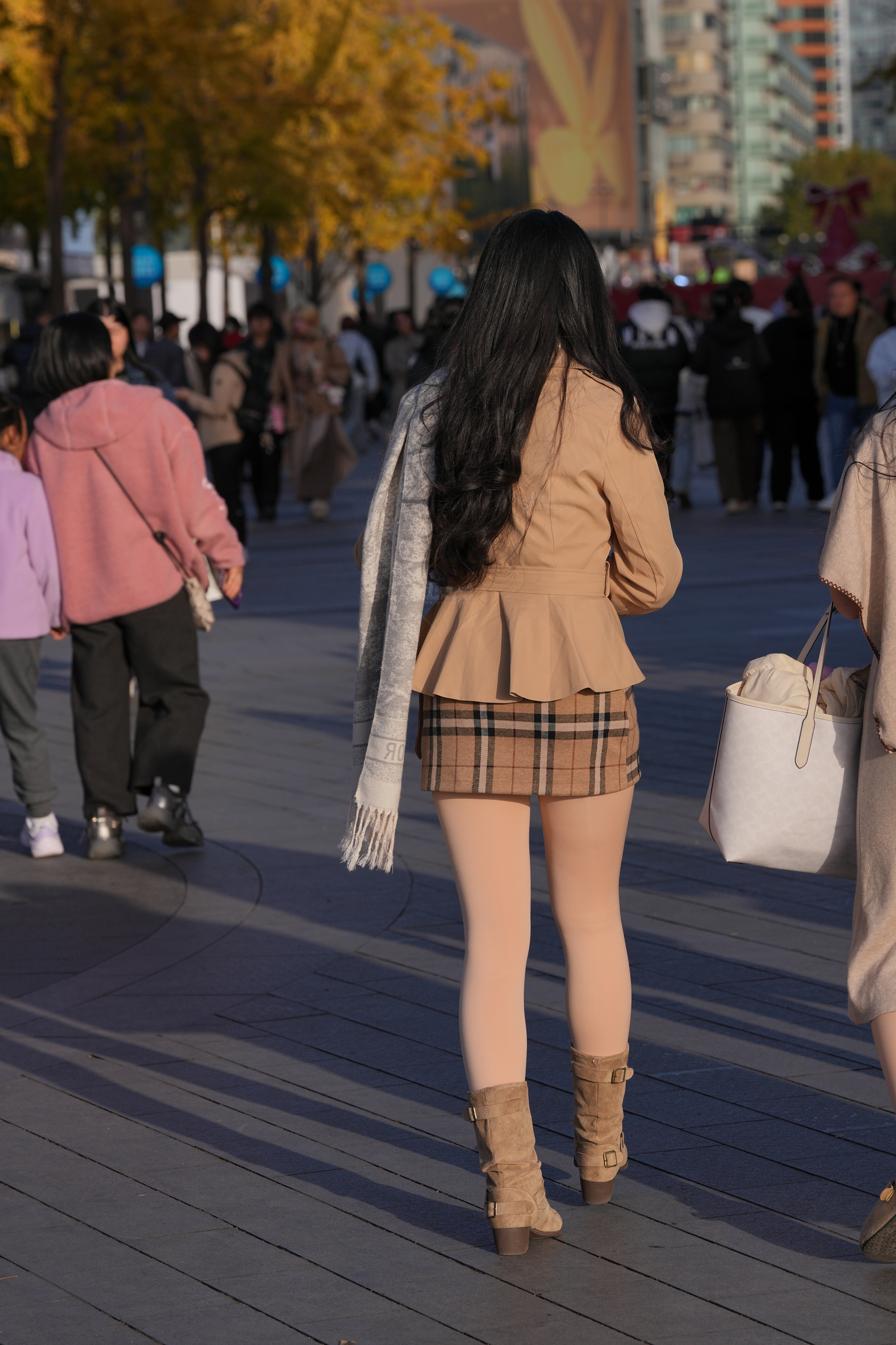 精选户外实拍肉丝 · 定格女生美腿瞬间，高清实拍无水印