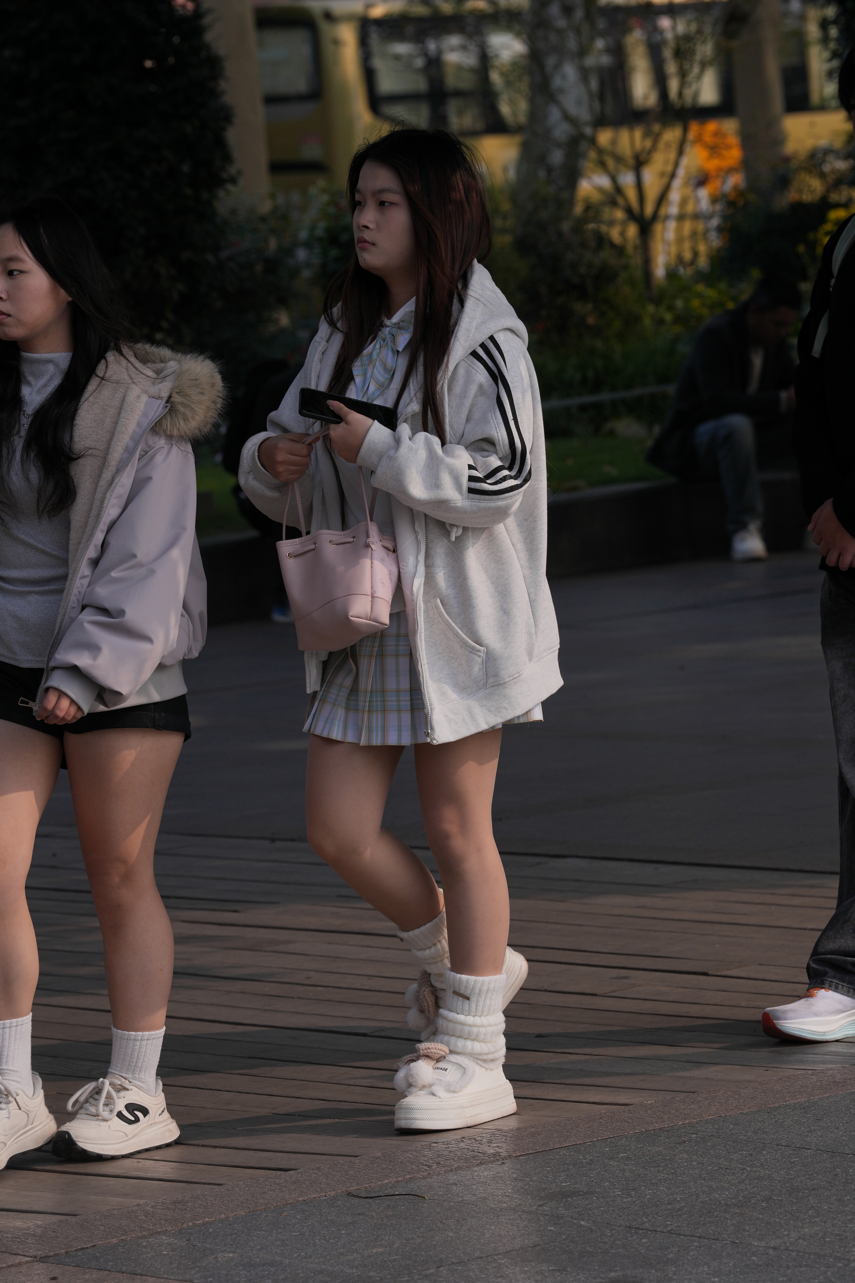精选户外肉丝 · 定格女生美腿瞬间，高清实拍无水印