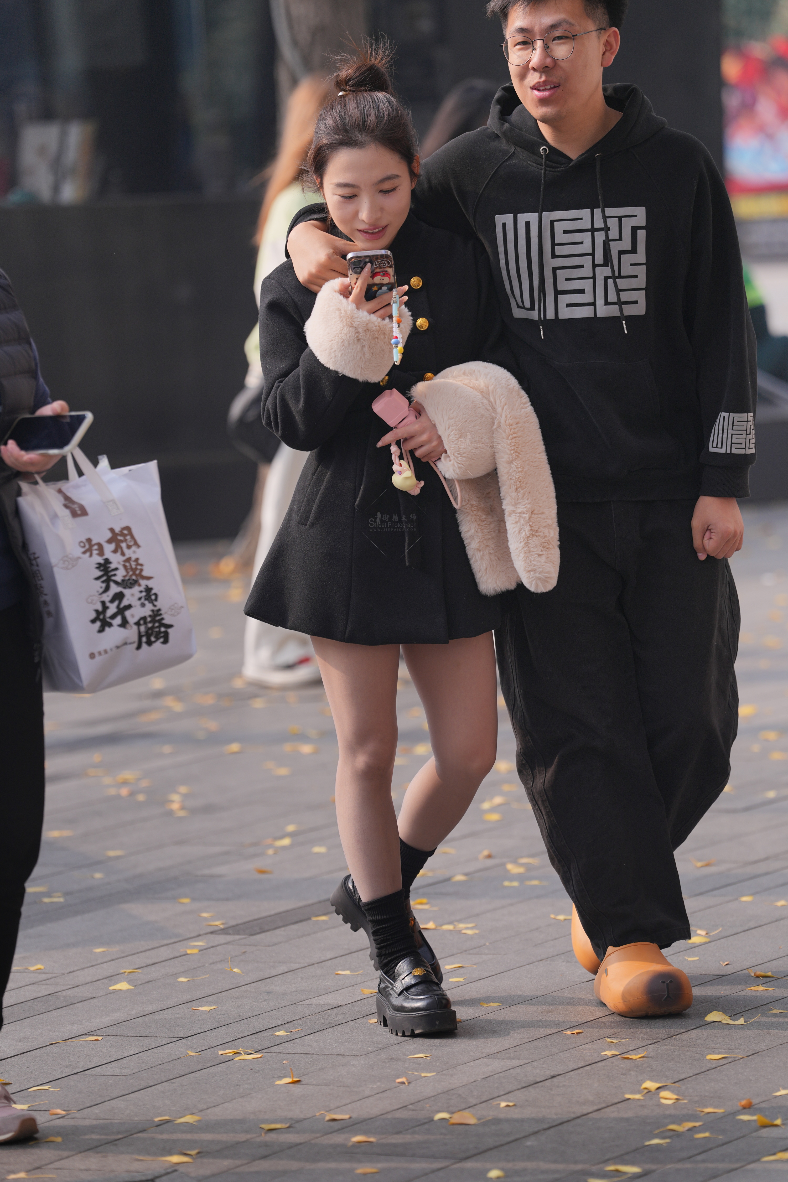 高清实拍：街拍女生，肉丝脚脚蹬乐福鞋，美腿诱人画面真实