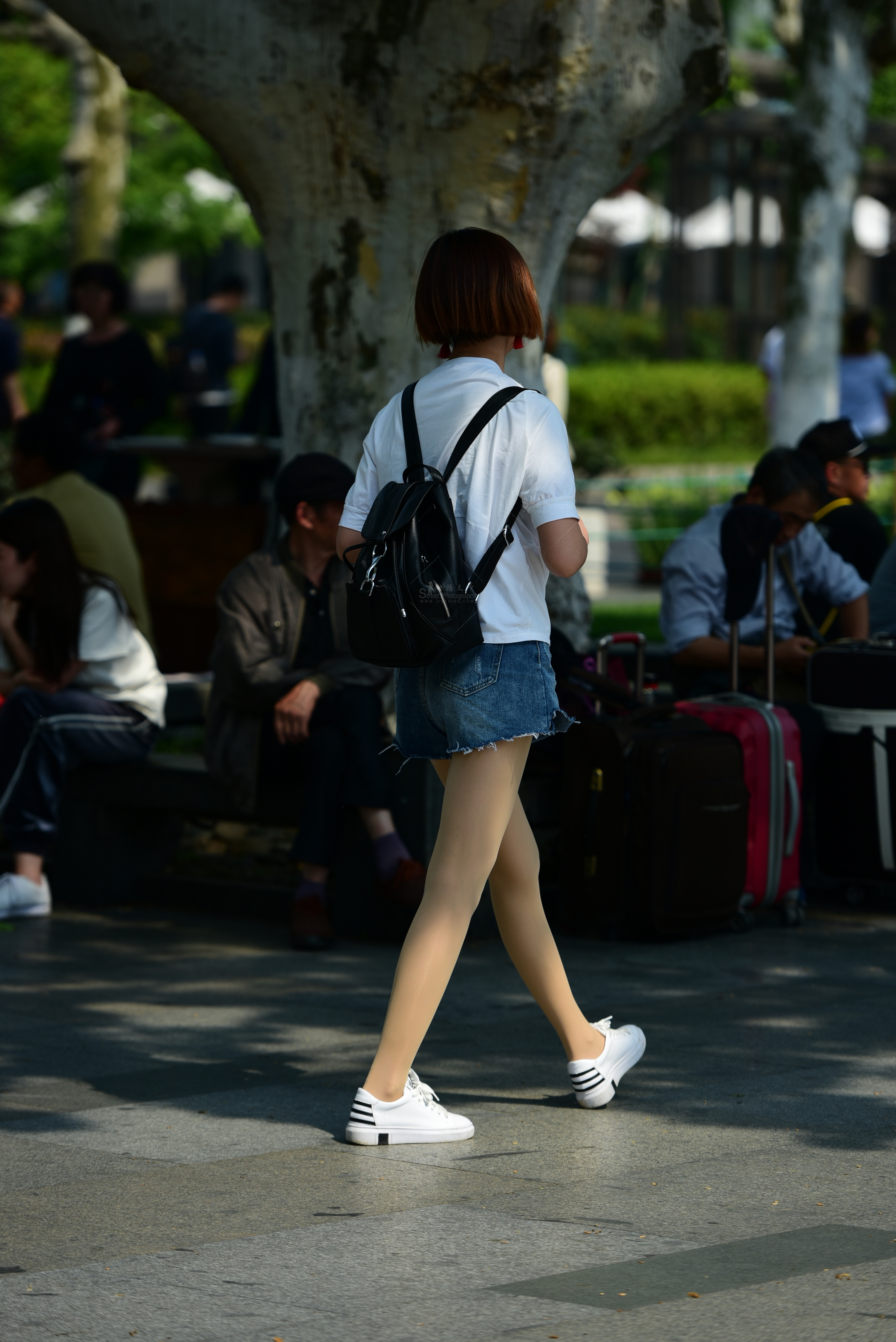 高清实拍：街拍女生热裤，福利满满画面真实