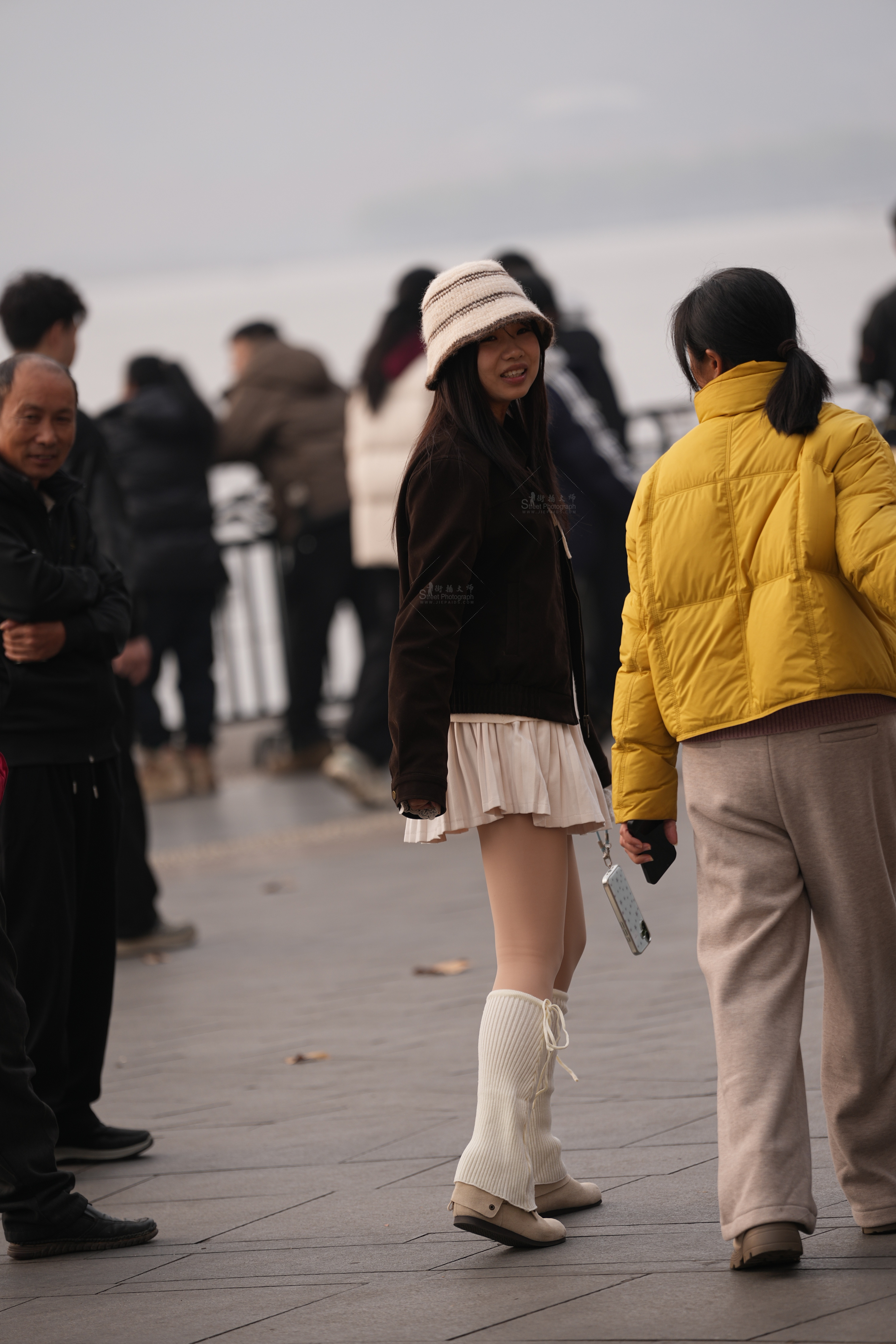 精选户外肉丝 · 定格靓女美腿瞬间，高清实拍无水印