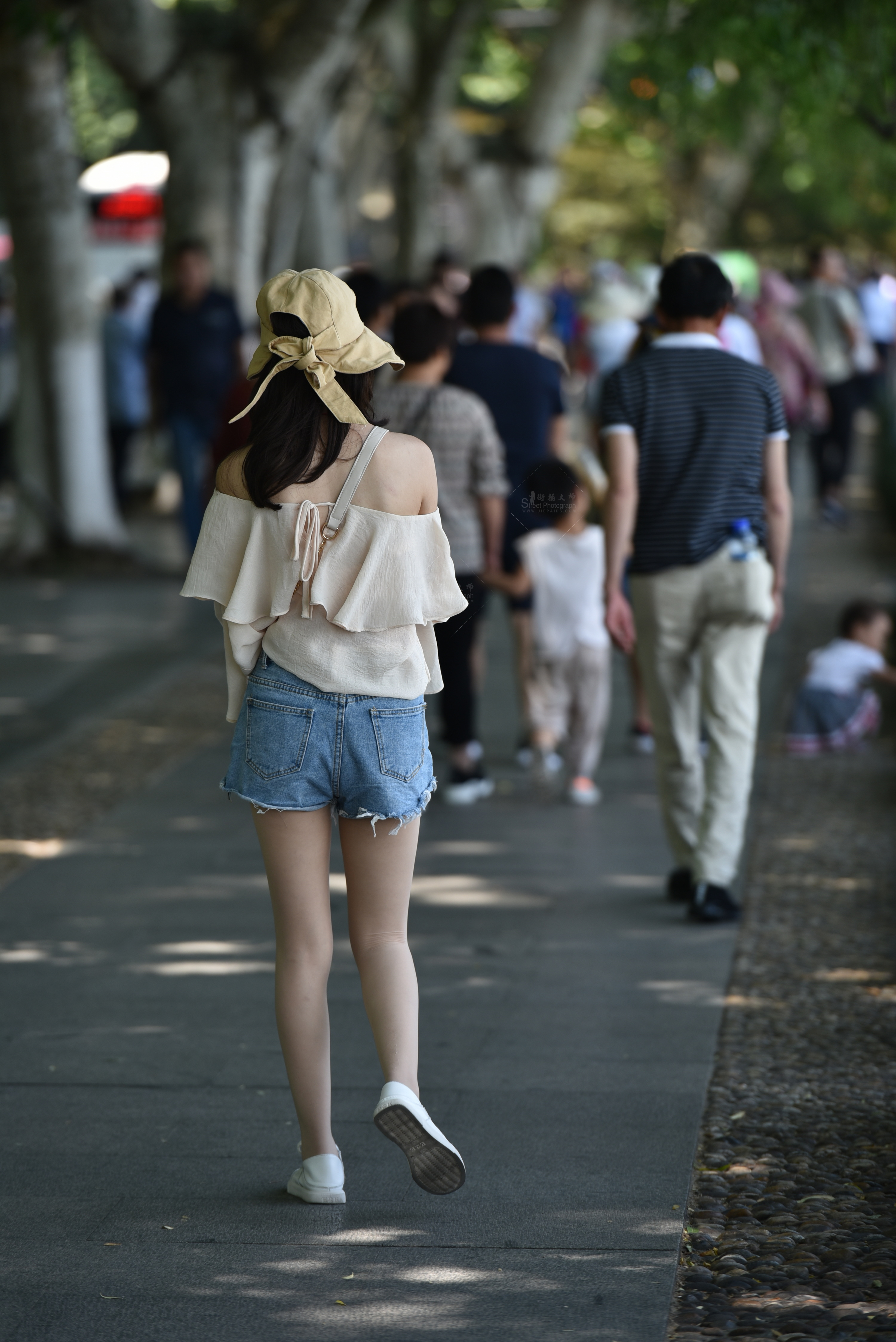 户外实拍女生，肉丝 热裤高清图集