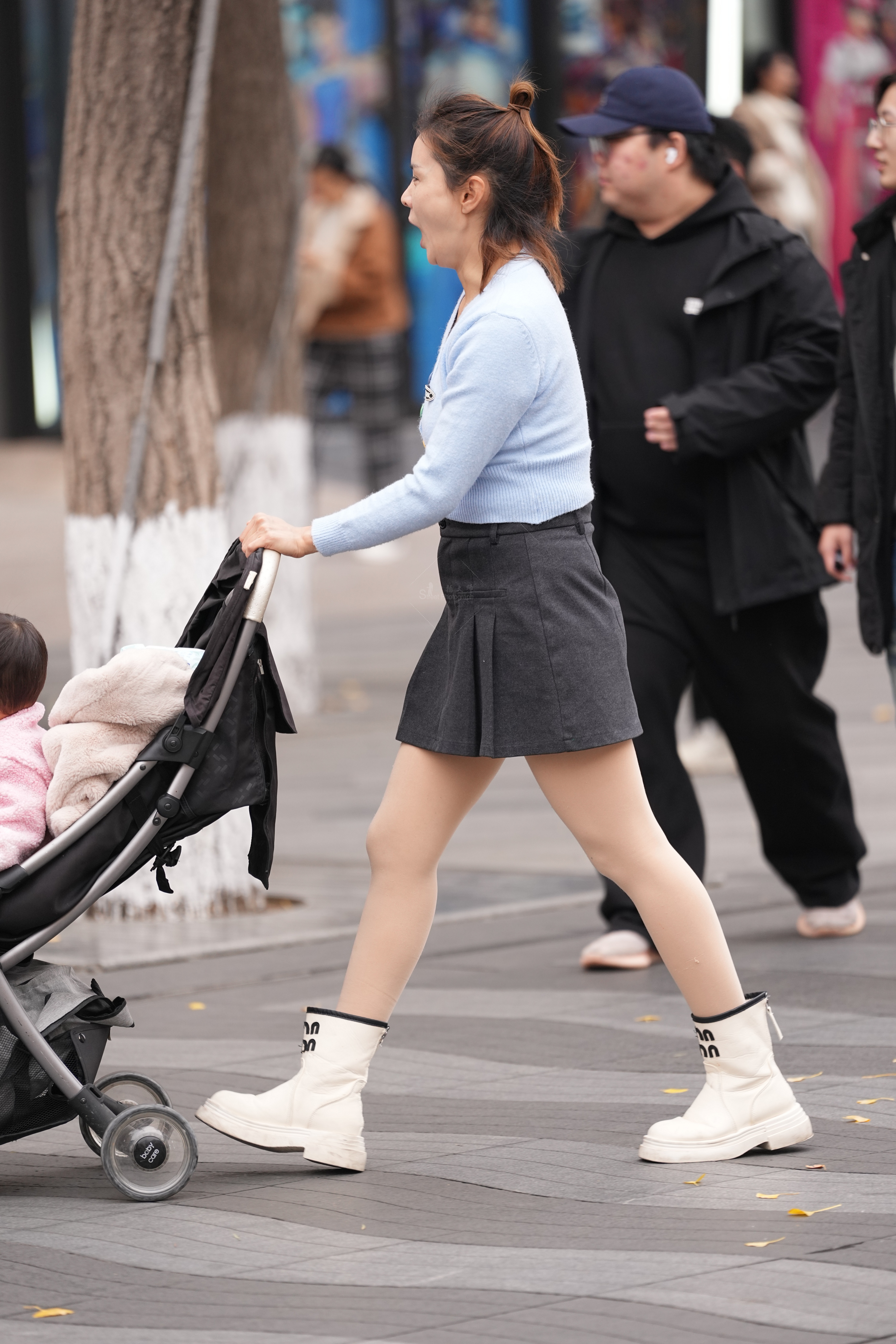 户外公园肉丝美腿，脚尖轻点真实抓拍，超清原图分享