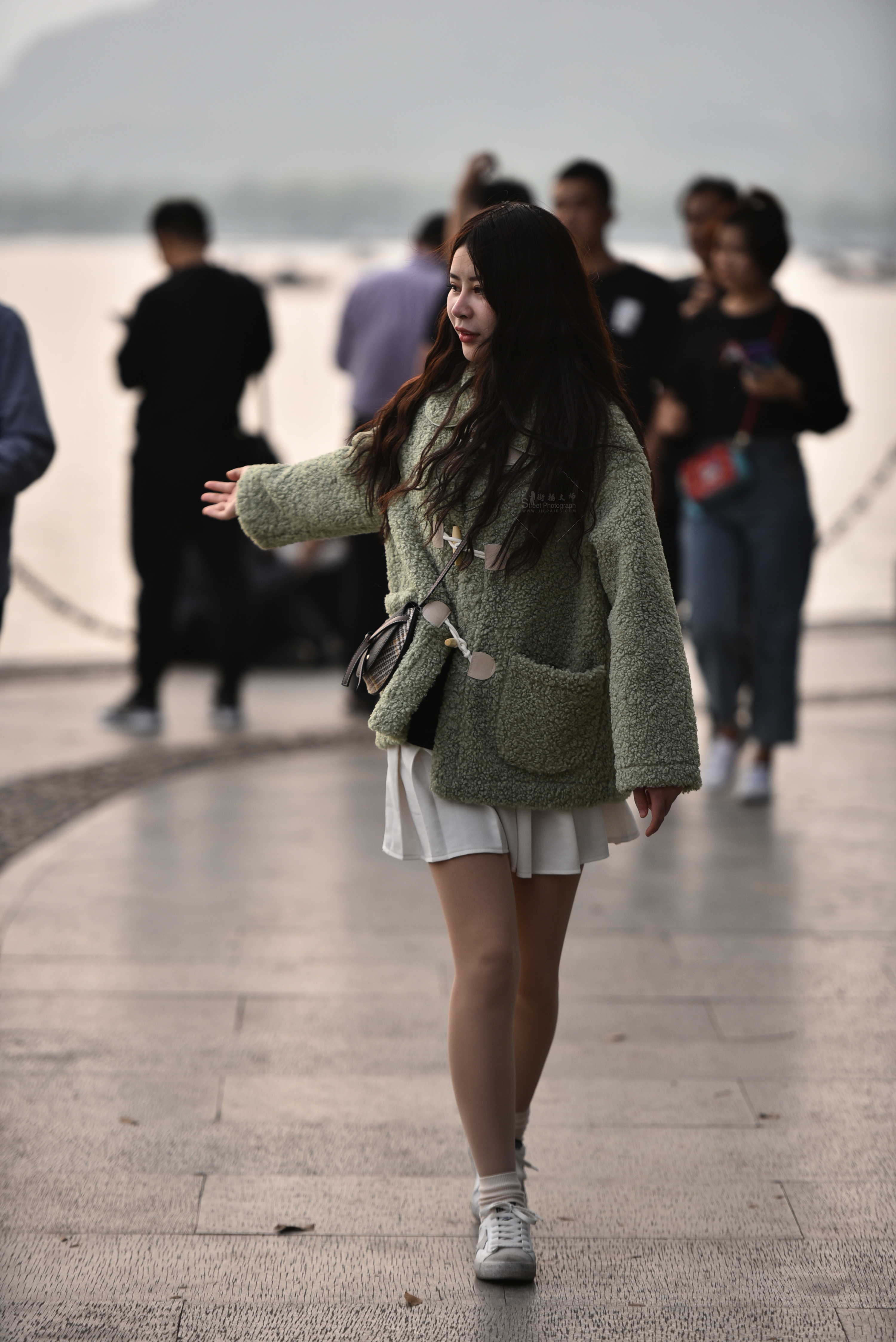 精选户外肉丝 · 定格女生美腿瞬间，高清实拍无水印