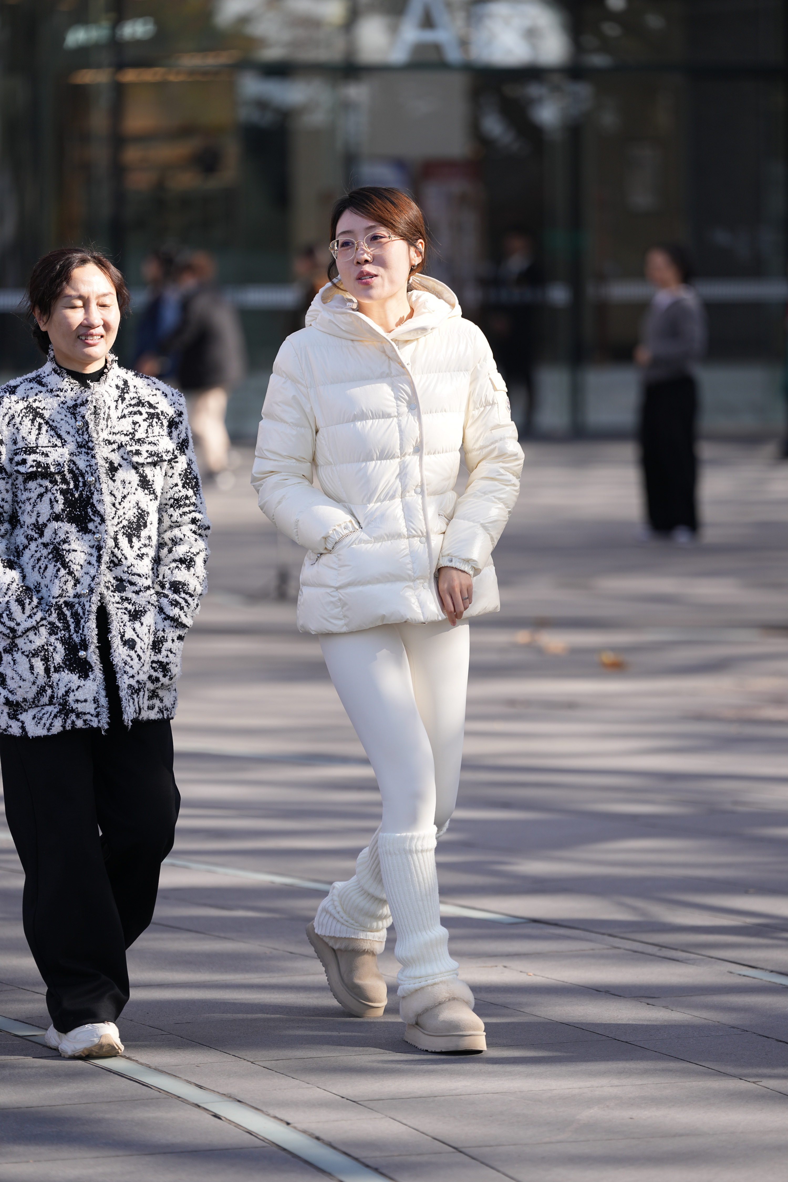 户外实拍女孩丝袜美腿 白色系穿搭高清图集