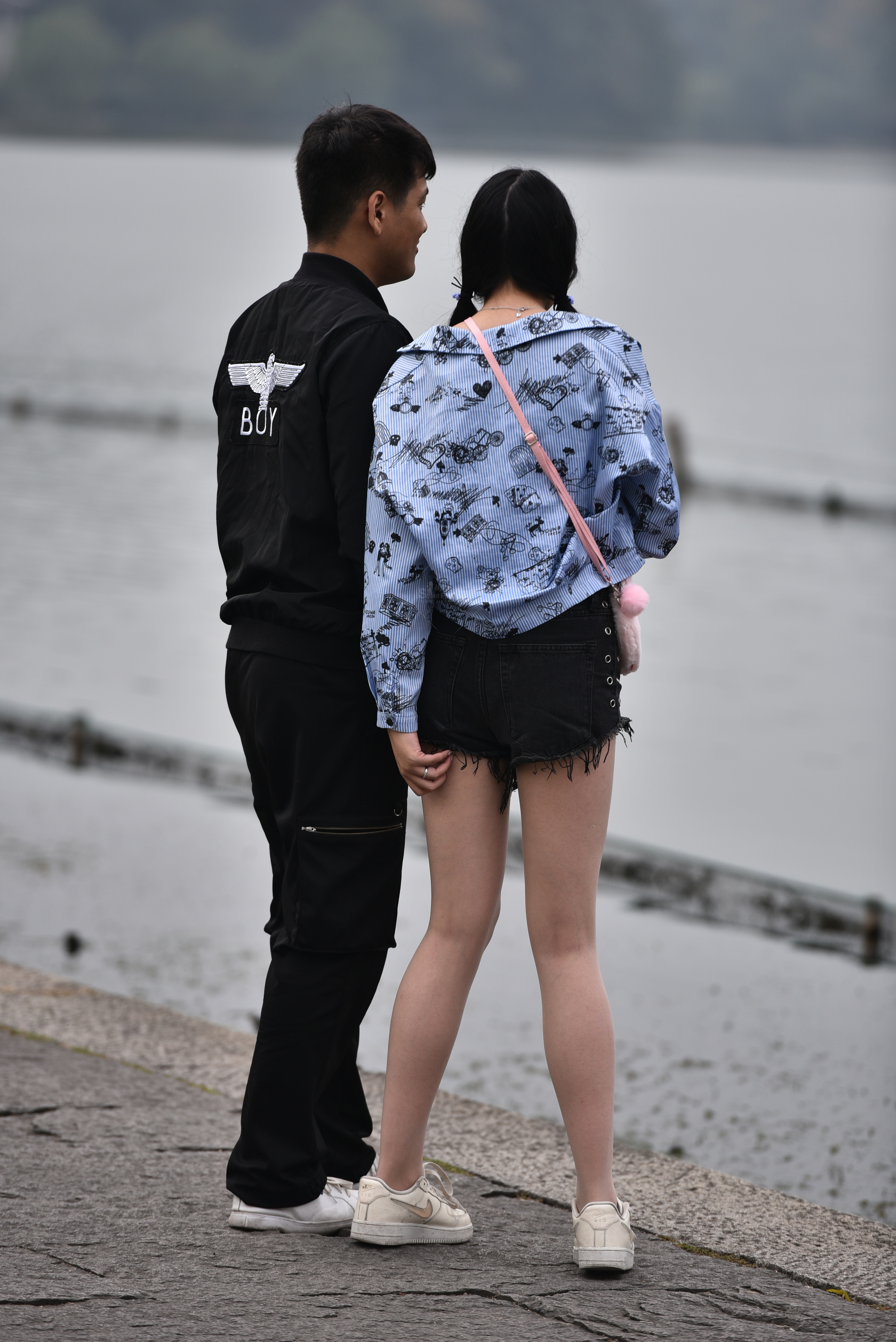 美腿精选｜户外实拍，玉足白嫩
