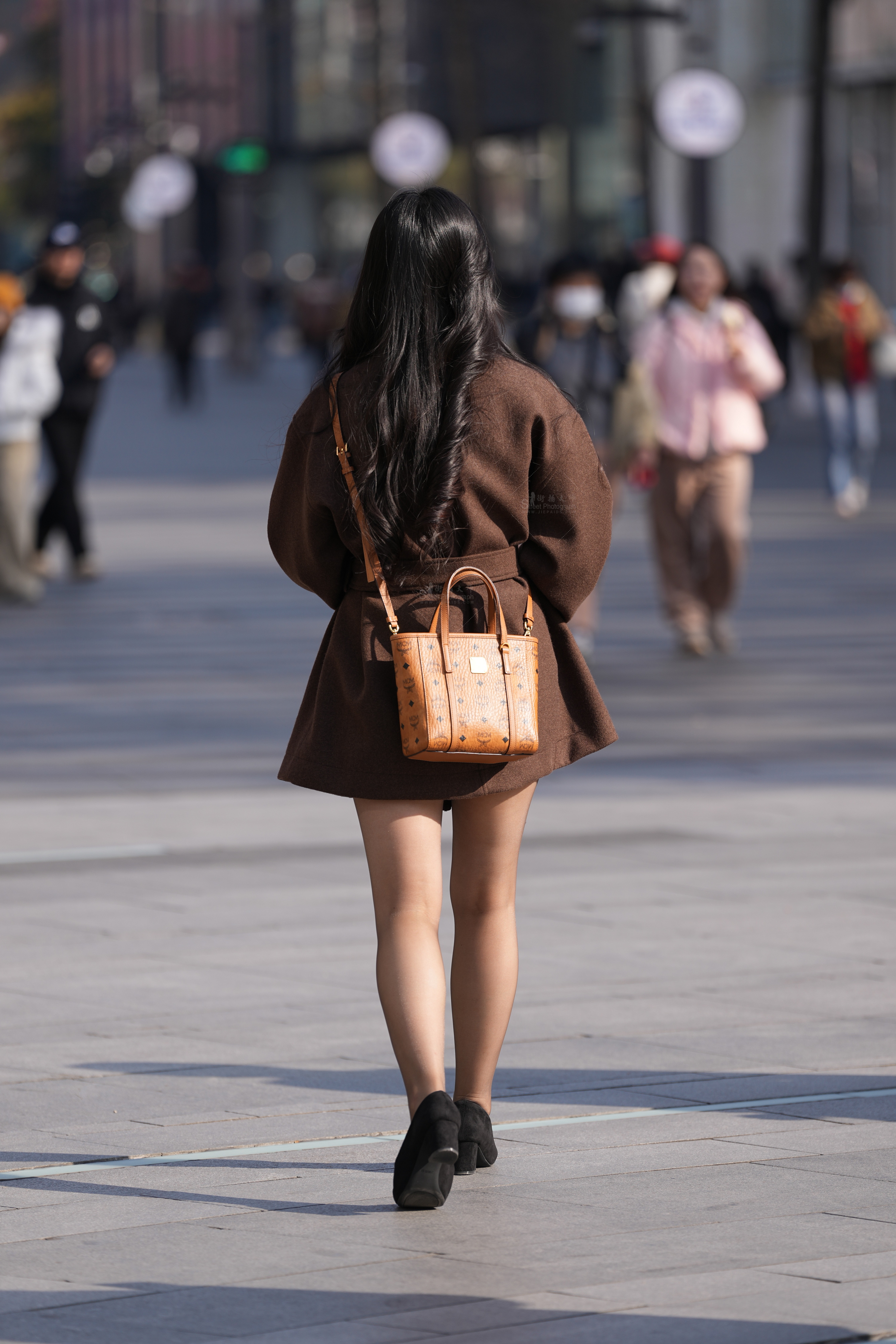 精选户外黑丝 · 定格气质女生美腿瞬间，高清实拍无水印