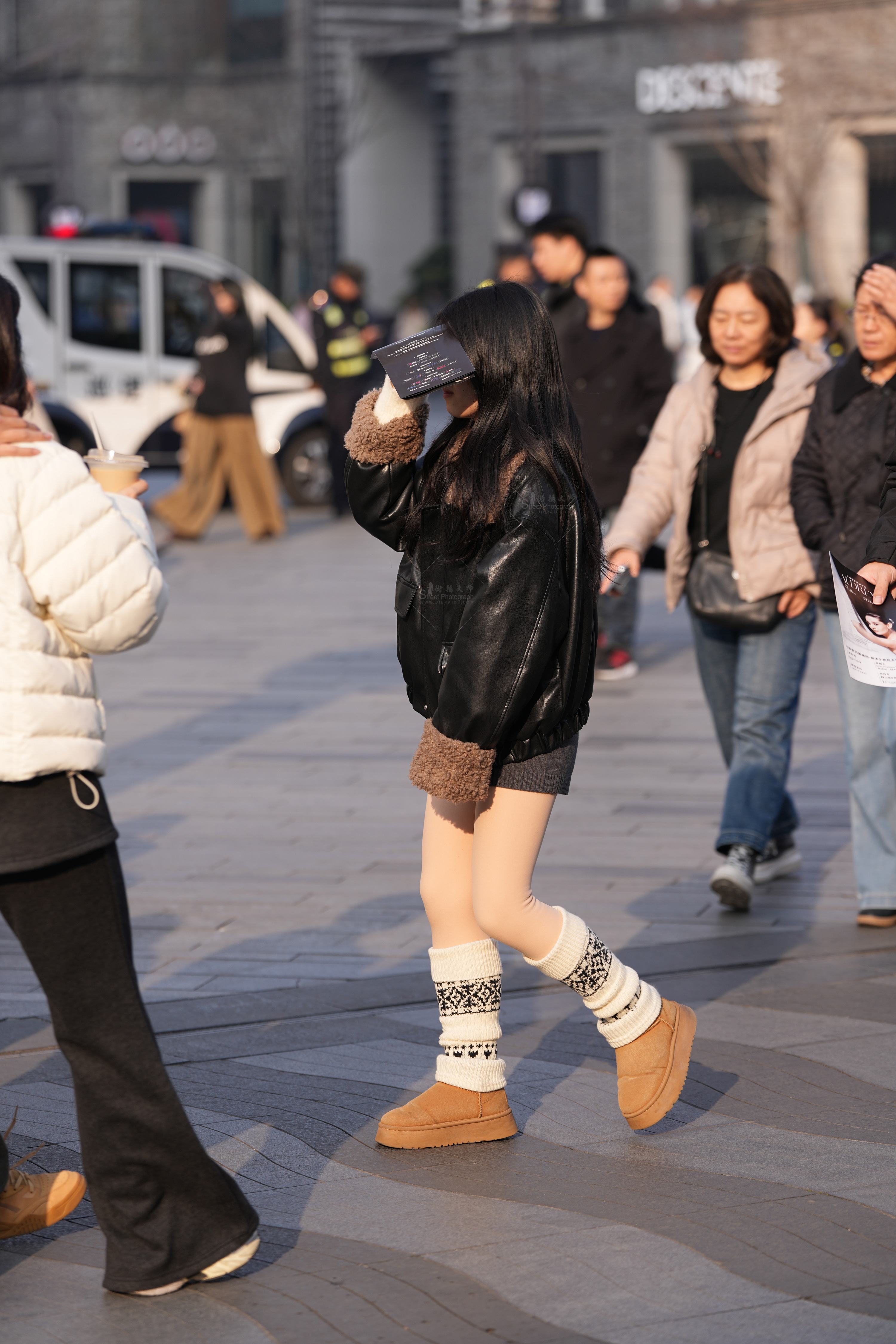 户外实拍女生，丝袜美腿 皮衣高清图集